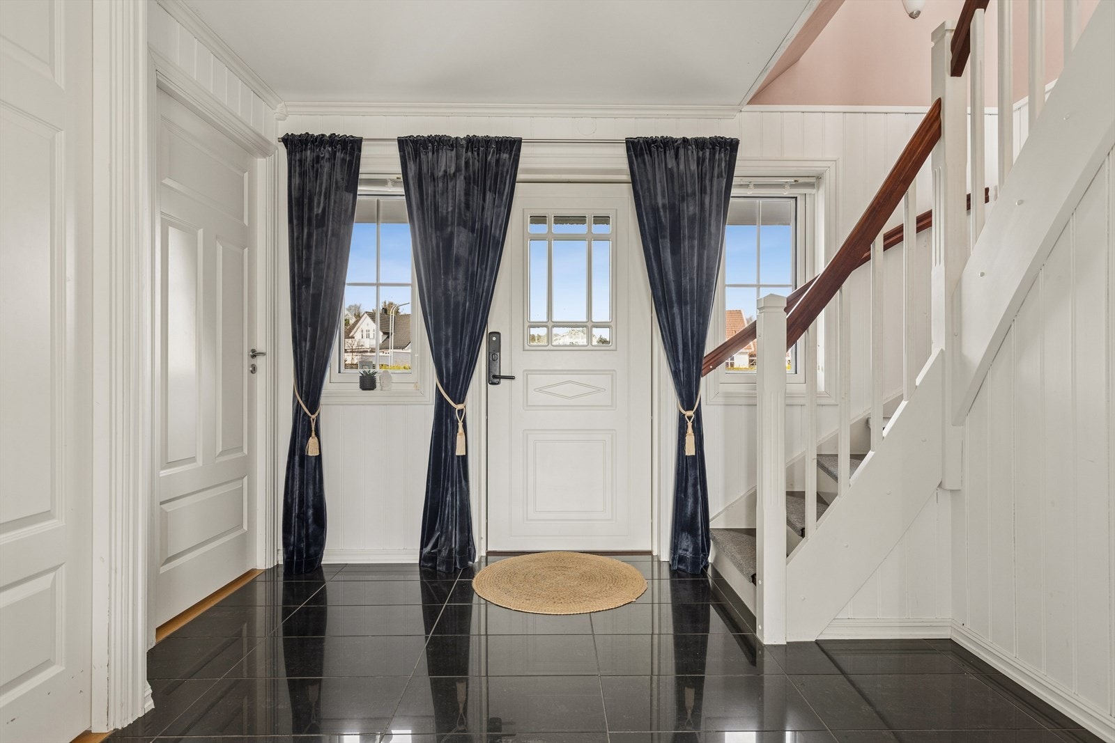 Et romslig inngangsparti ønsker velkommen og gir et godt første inntrykk av boligen. Galleribilde