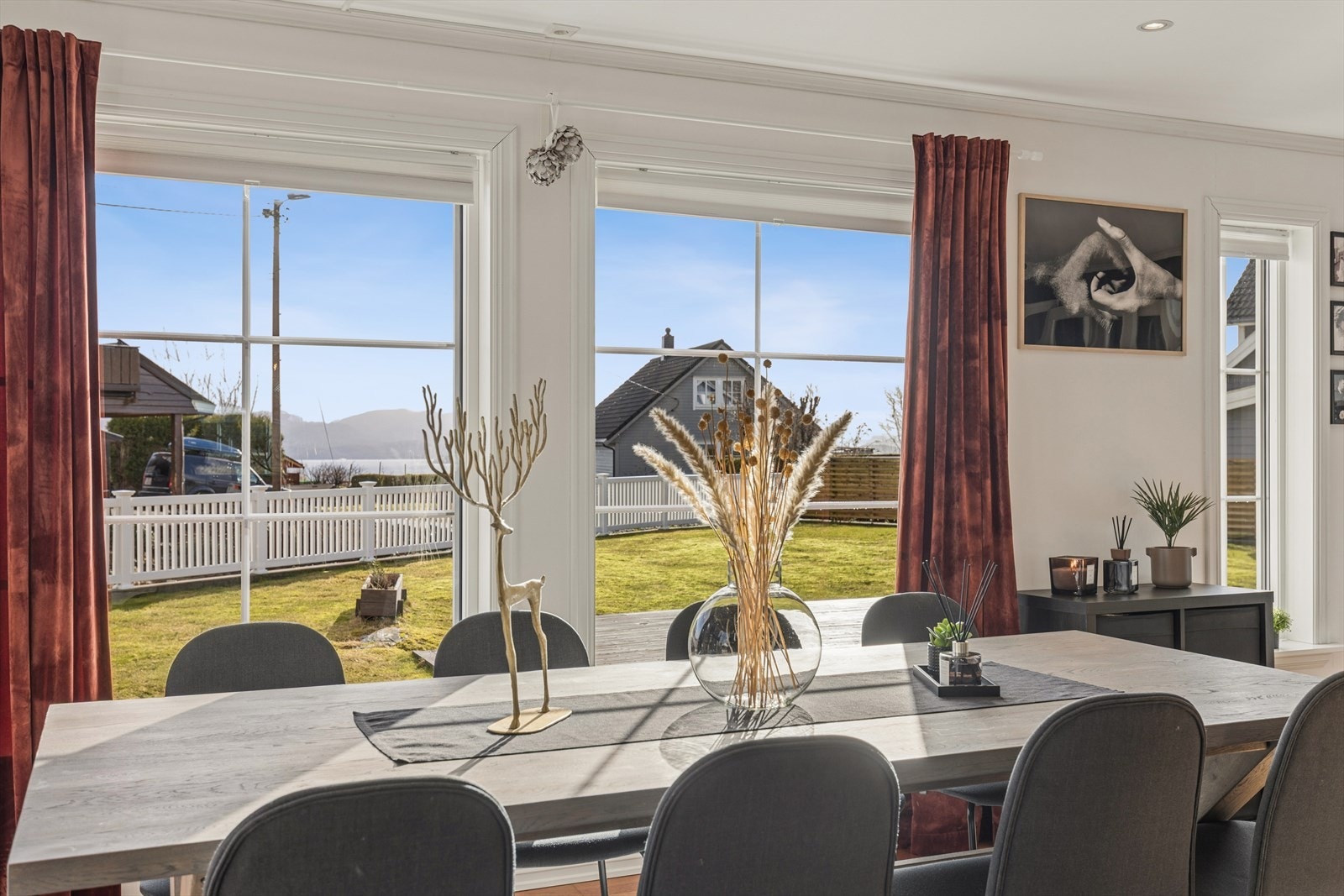 Store vindusflater vender ut mot hagen og gir rikelig med dagslys og utsikt mot sjøen. Galleribilde