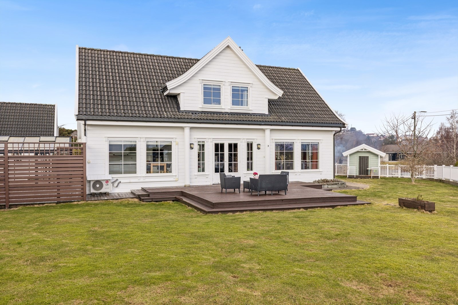 Boligen har to terrasser med gode solforhold og direkte utgang til hagen fra stuen. Galleribilde