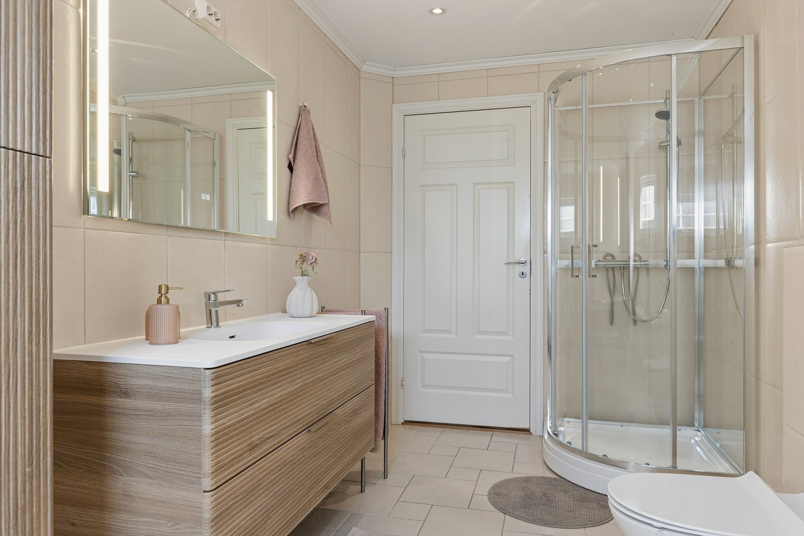 Hovedbadet i første etasje er oppgradert i nyere tid. Galleribilde