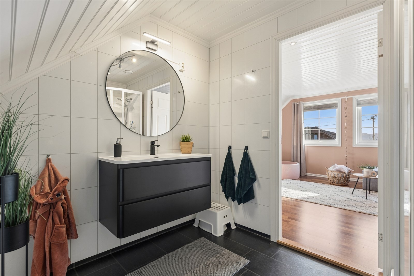 Boligen har to bad, dette ligger i andre etasje er oppgradert i nyere tid, og utstyrt med dusjhjørne, toalett og baderomsinnredning. Galleribilde