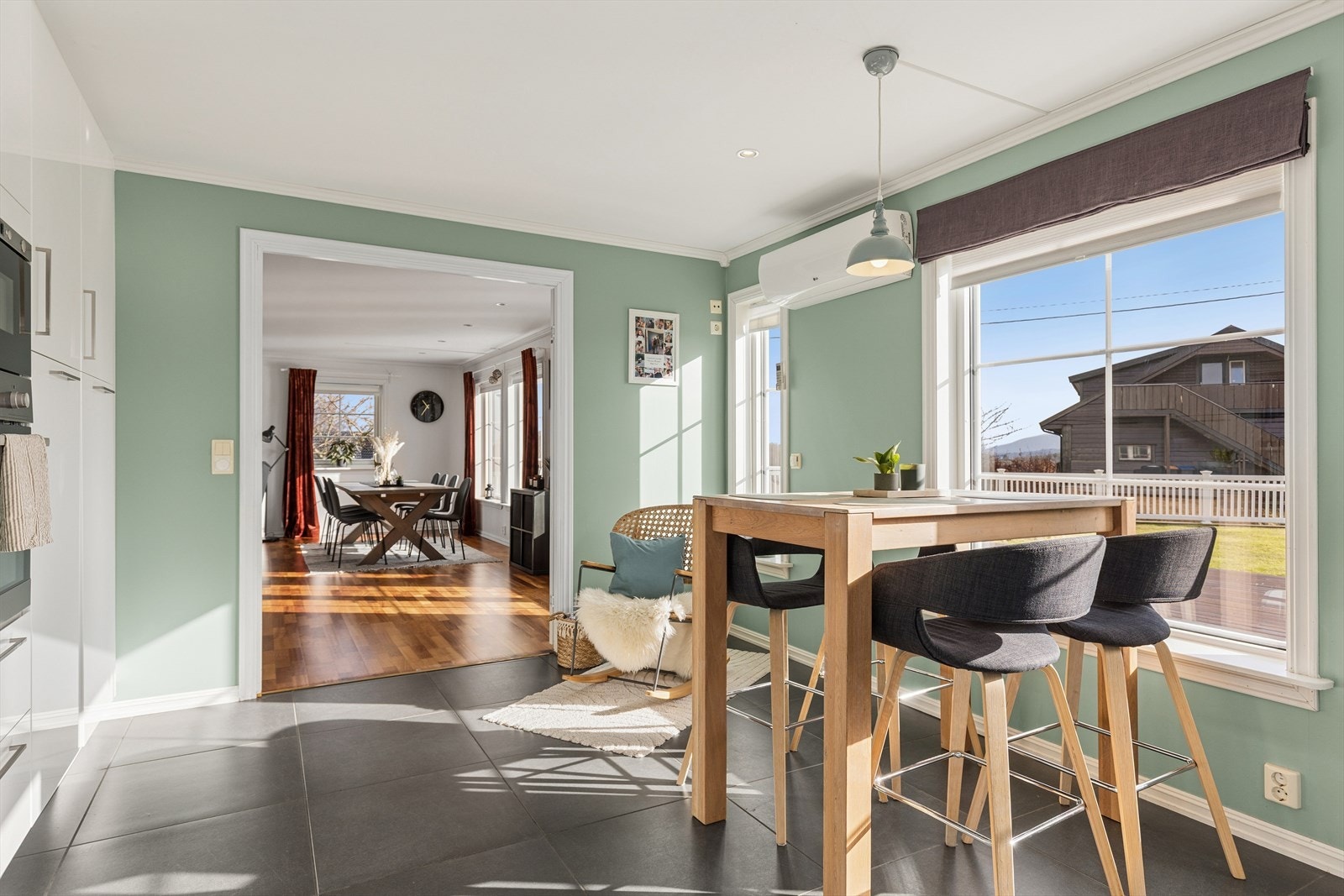 En luft-til-luft varmepumpe er installert for effektiv oppvarming, og det er rom for en hyggelig spiseplass ved vinduet. Galleribilde