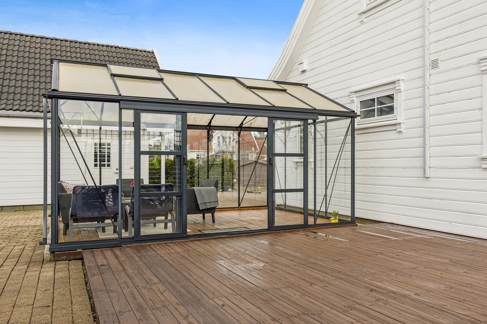 Drivhuset er tilknyttet den ene av boligens to terrasser og forlenger utendørssesongen. Galleribilde