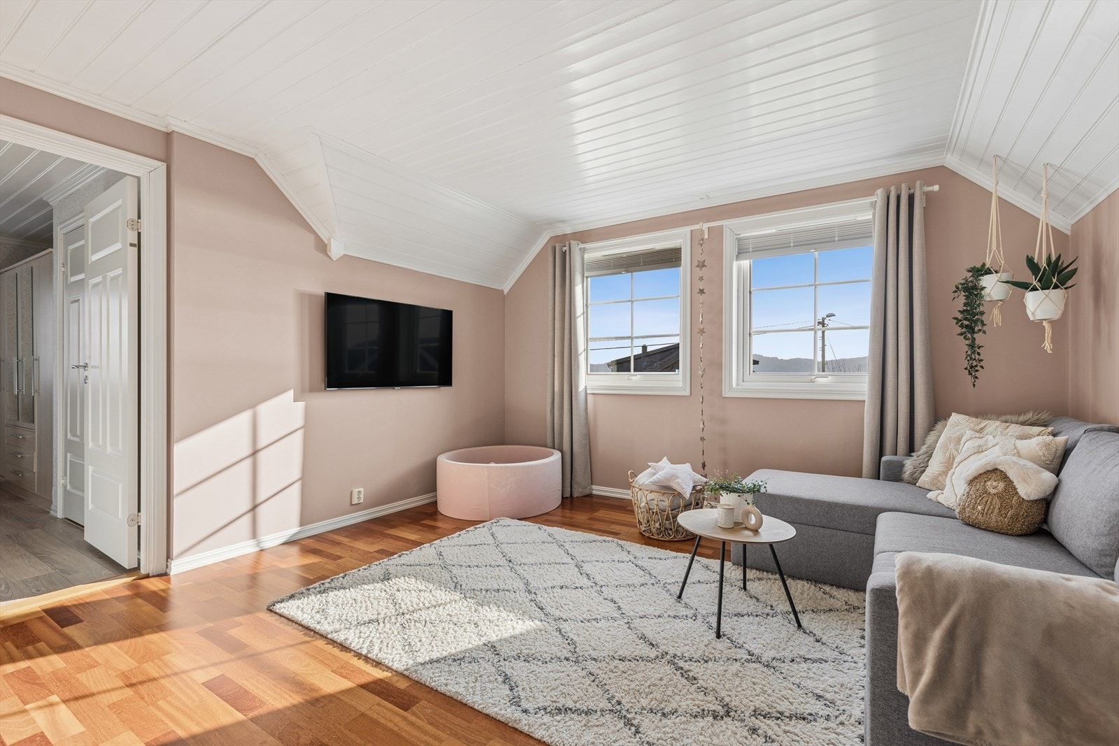 Loftstuen i andre etasje gir et ekstra oppholdsareal, perfekt som TV-stue eller lekerom for barna. Galleribilde