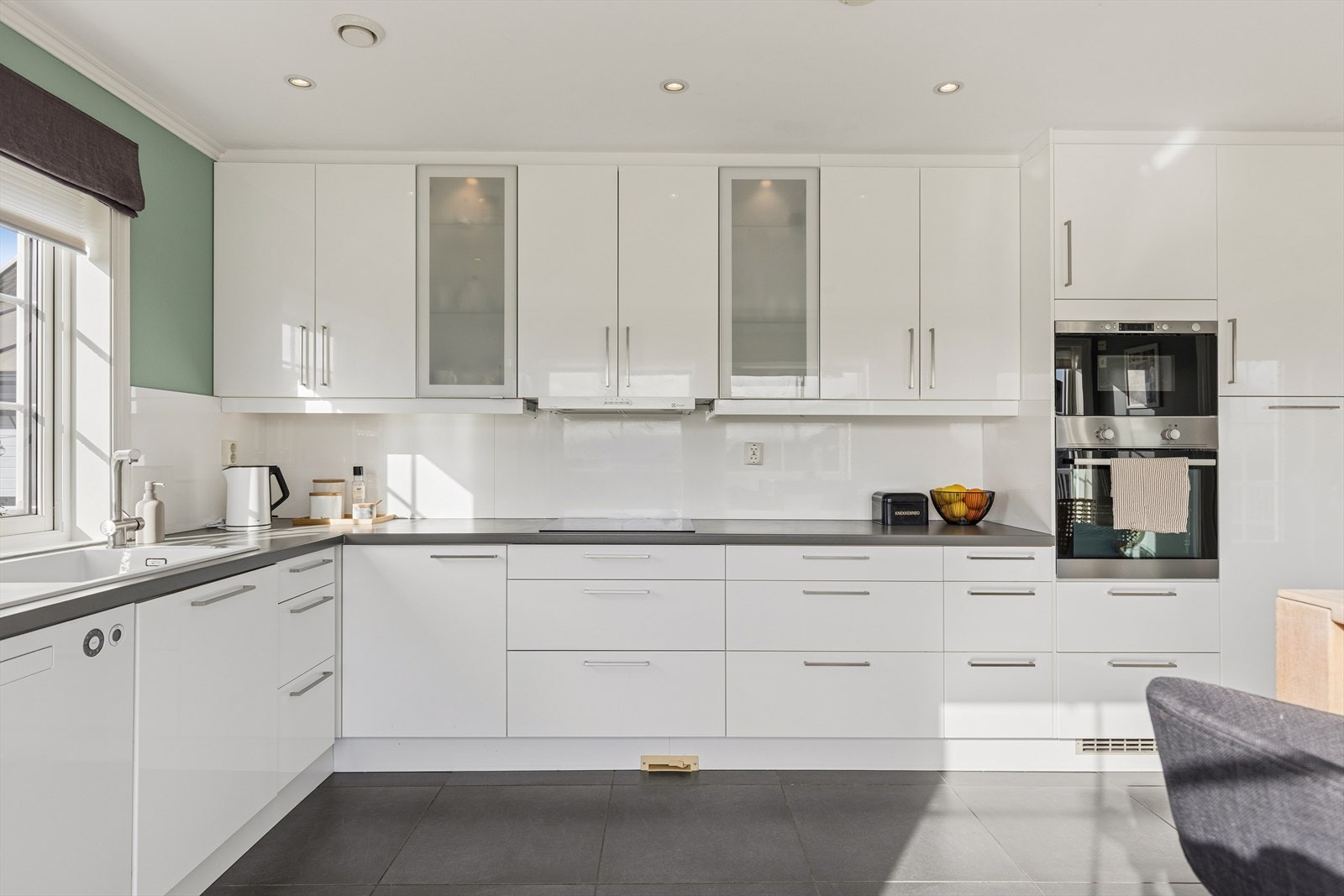 Her er det rikelig med benke- og skapplass, som legger til rette for matlaging. Galleribilde