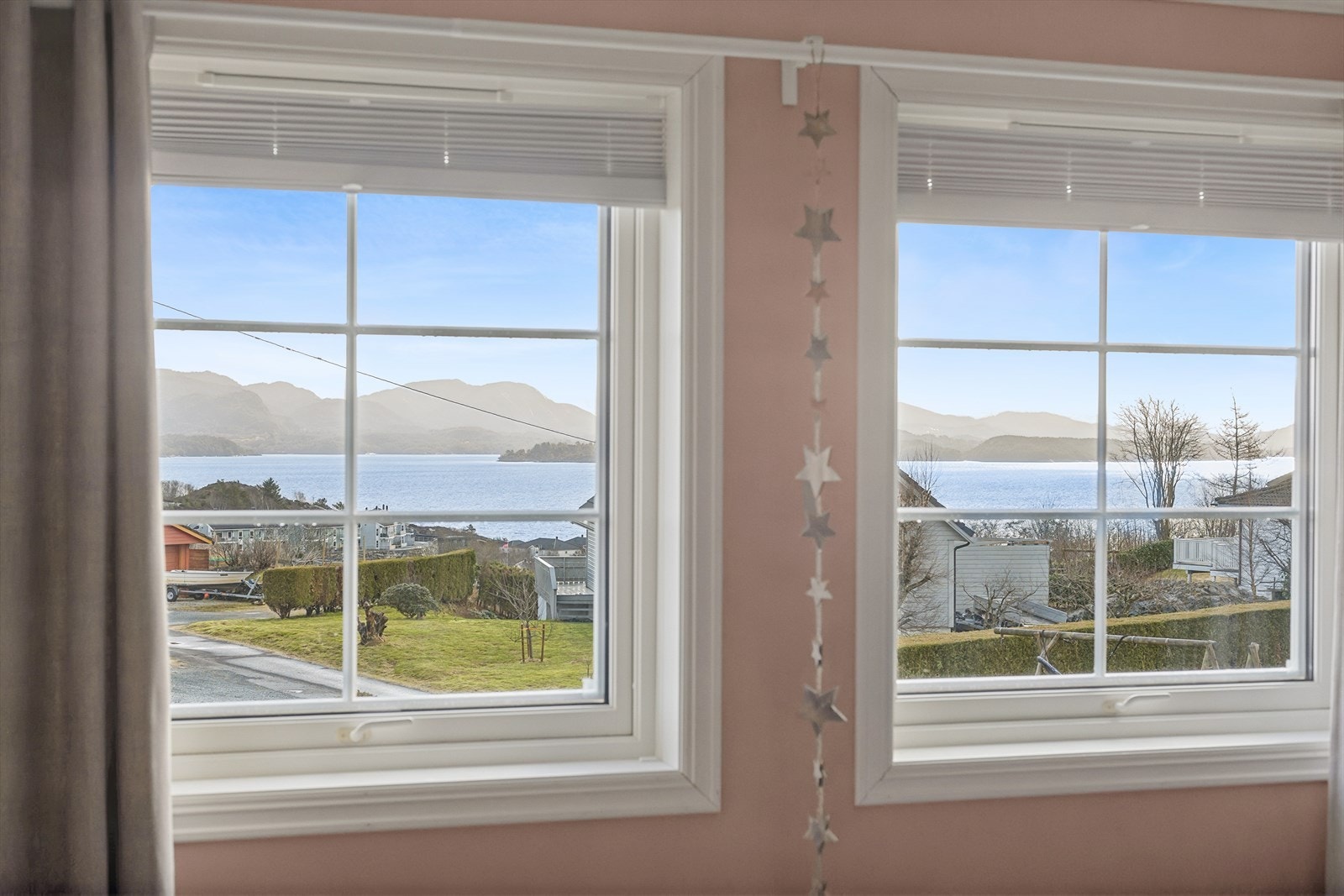 Fin utsikt mot sjøen fra loftstuen. Galleribilde