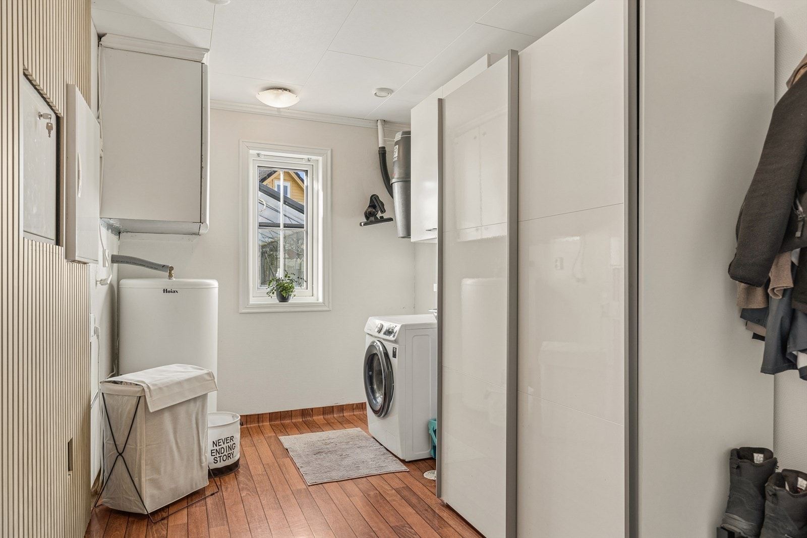Praktisk, separat vaskerom med egen utgang, god skapplass og opplegg for vaskemaskin. Galleribilde