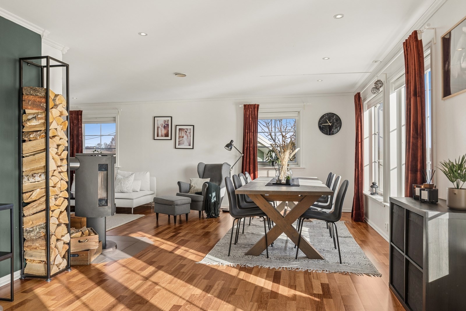 Stuen er et naturlig samlingspunkt med god plass til både spisebord og salong. Galleribilde