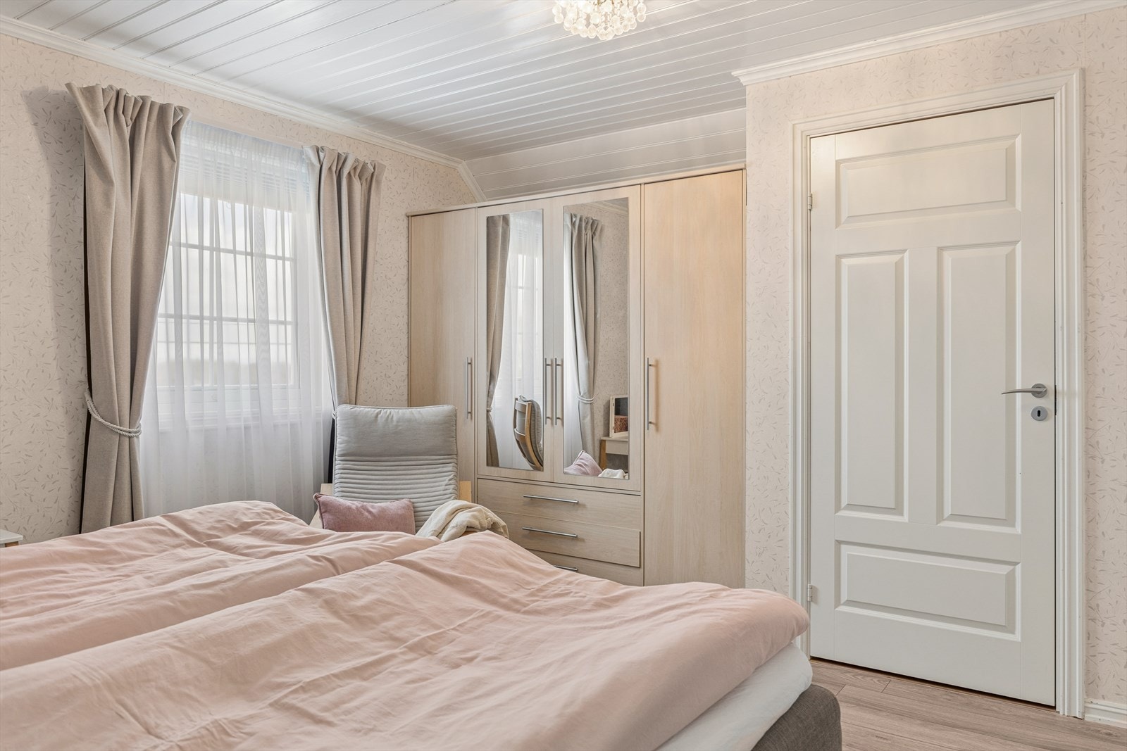 Boligen har tre gode soverom, alle praktisk plassert i andre etasje. Galleribilde