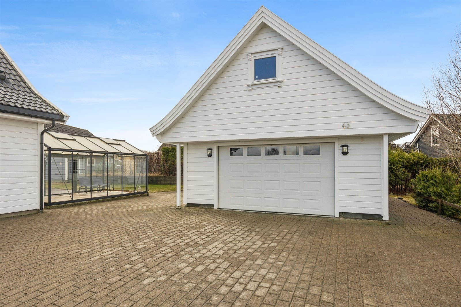 Gode parkeringsmuligheter i dobbel garasje og ellers på gårdsplassen. Galleribilde