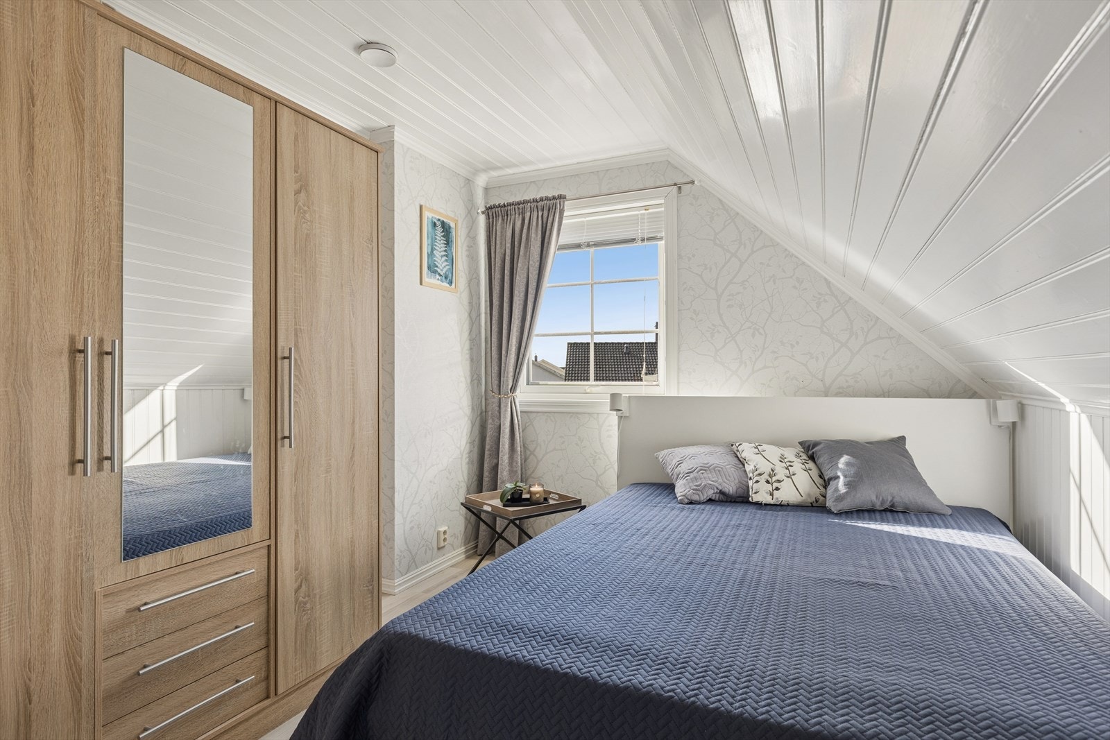 Soverommene har plass til både seng, garderobeløsning og andre småmøbler. Galleribilde