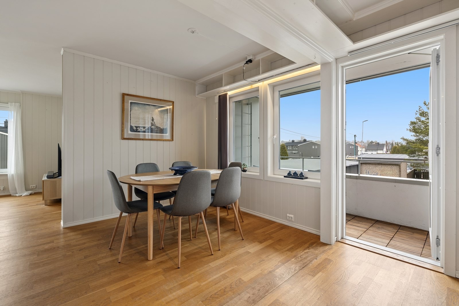 Åpen løsning mellom stuen og kjøkkenet Galleribilde