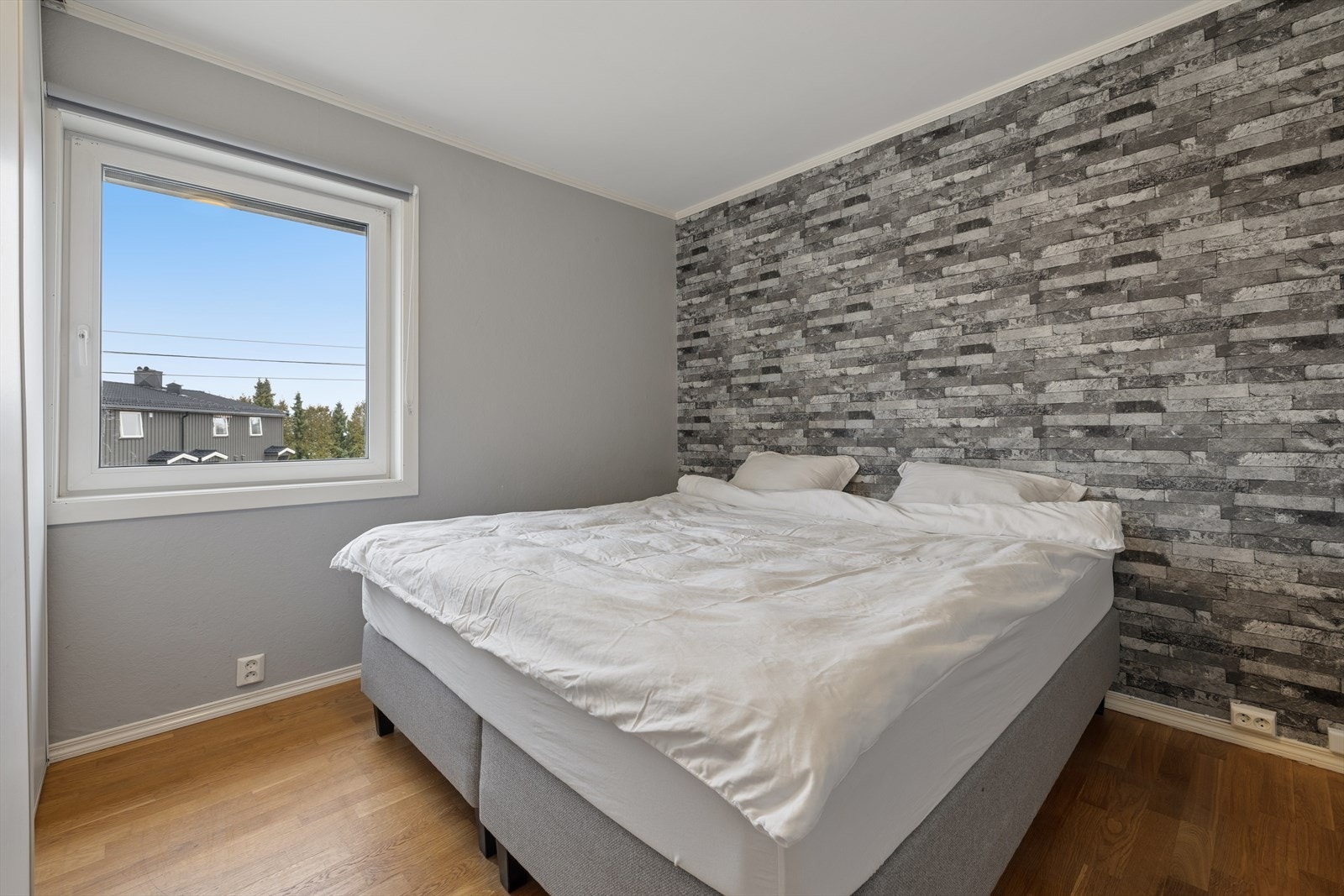 Soverommet er romslig og har god plass til seng og garderobe Galleribilde