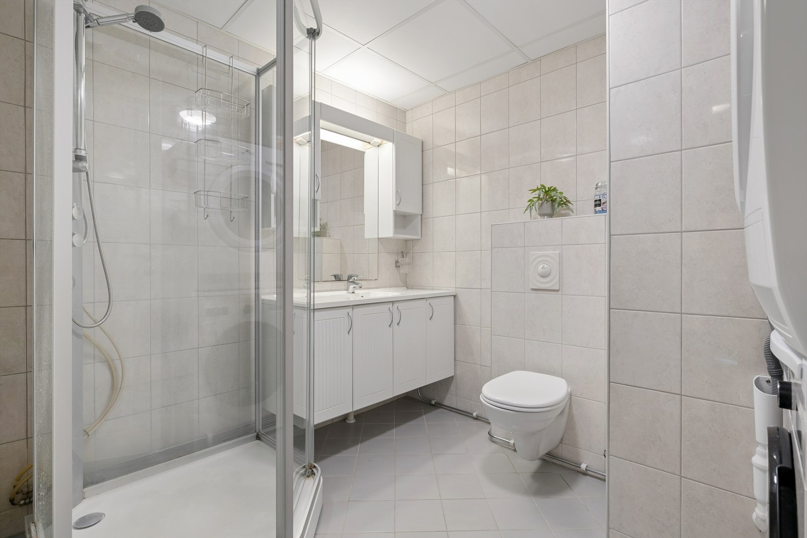 Badet ble pusset opp i regi av brl i 2009. Det er flislagt og har varmekabler i gulvet Galleribilde