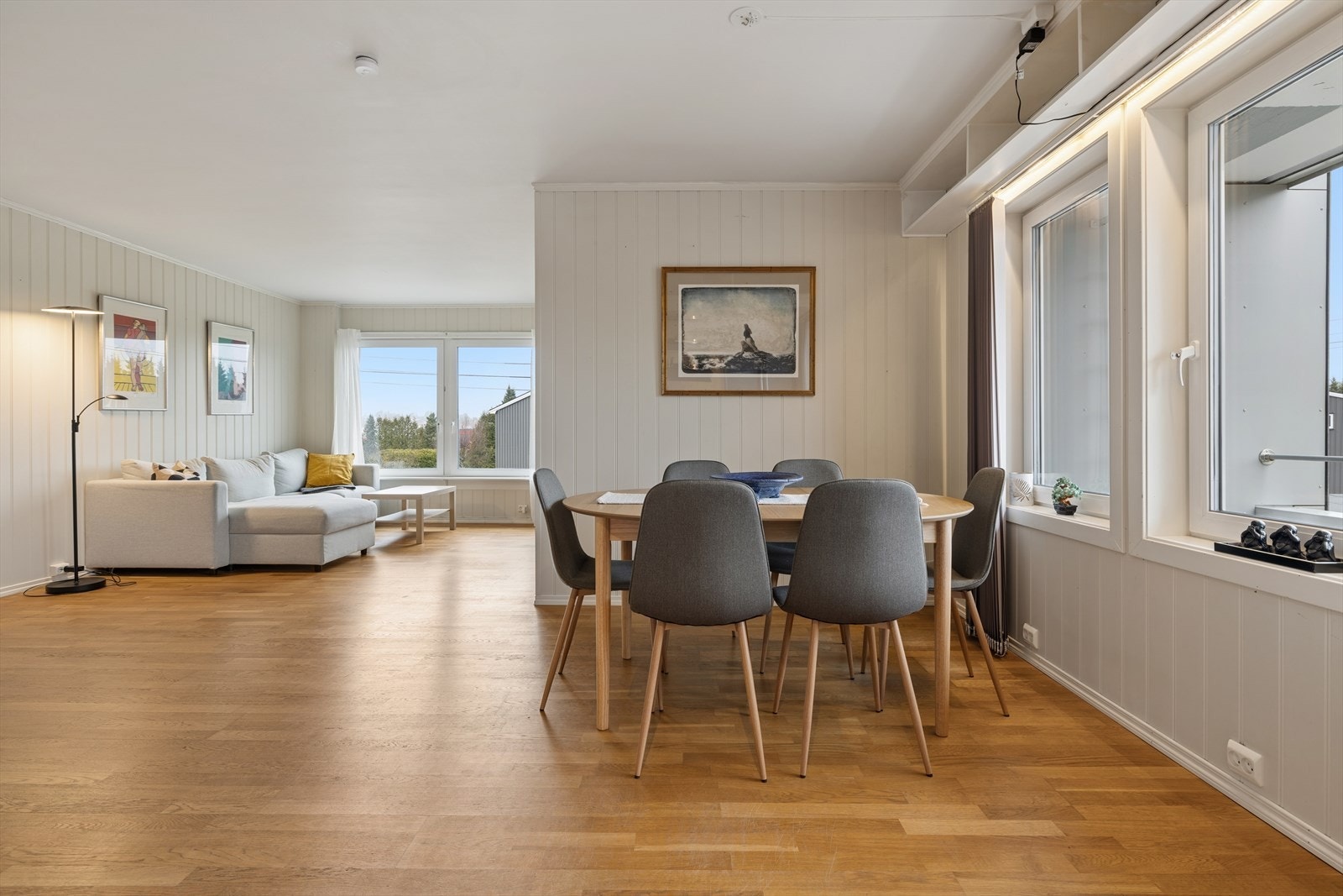 De store vindusflatene sørger for godt med naturlig sollys Galleribilde