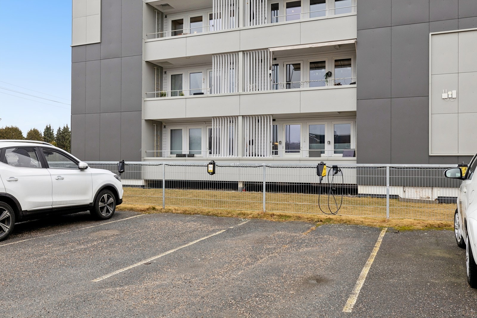 Parkering på biloppstillingsplass. Det medfølger elbil lader Galleribilde