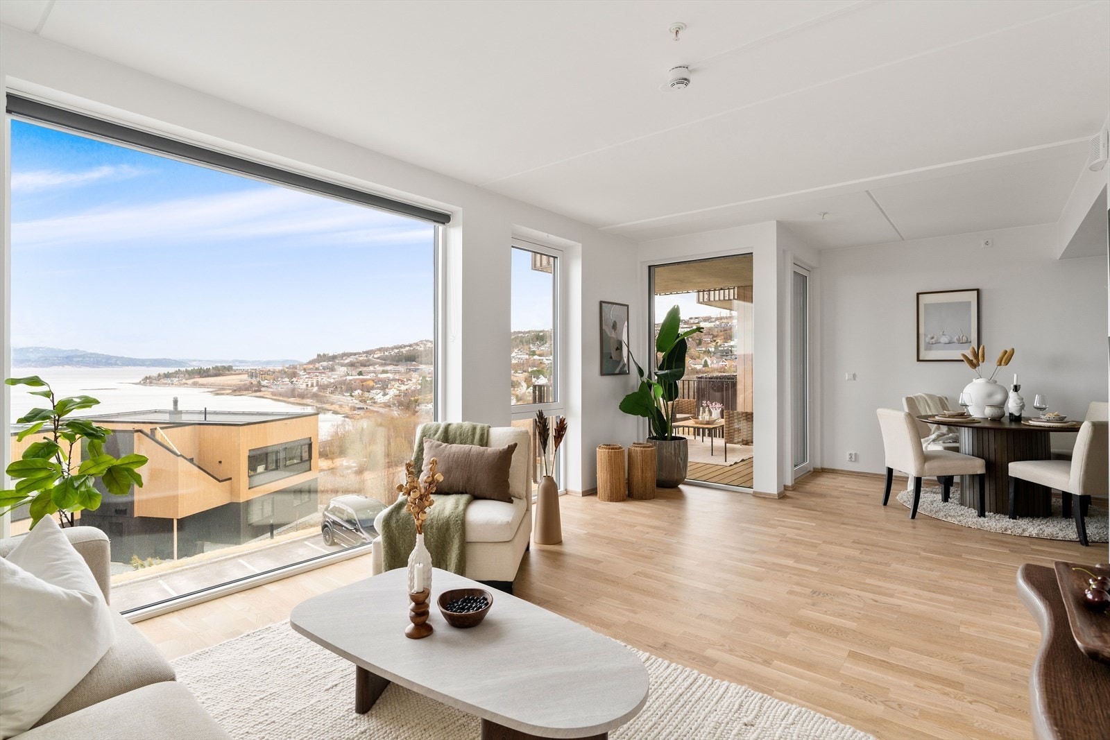 Store vindusflater slipper inn rikelig med naturlig lys og gir en fantastisk utsikt mot sjøen. Galleribilde