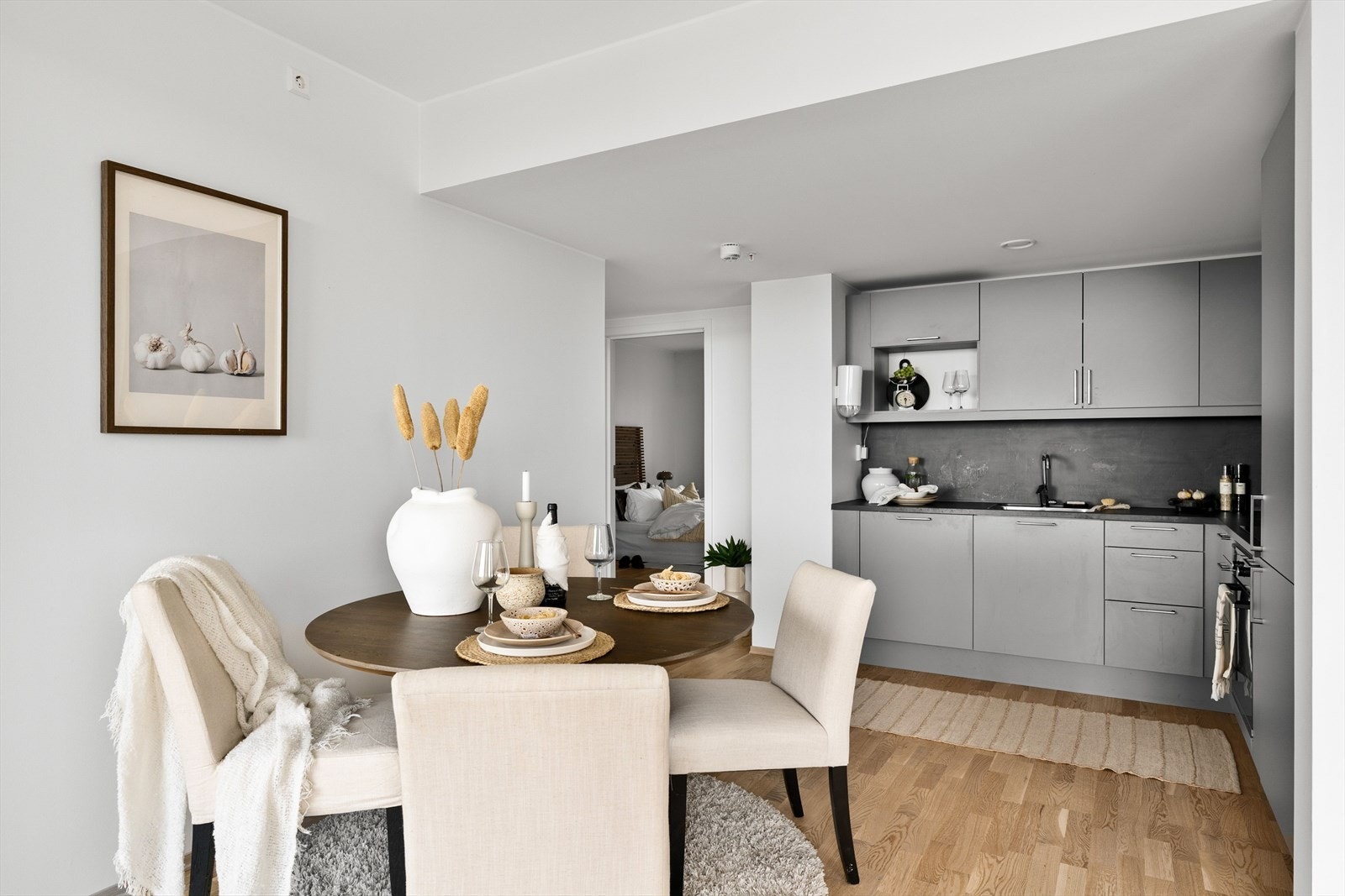 Oppvaskmaskin og kjøleskap er pent skjult bak kjøkkenfronter. Galleribilde