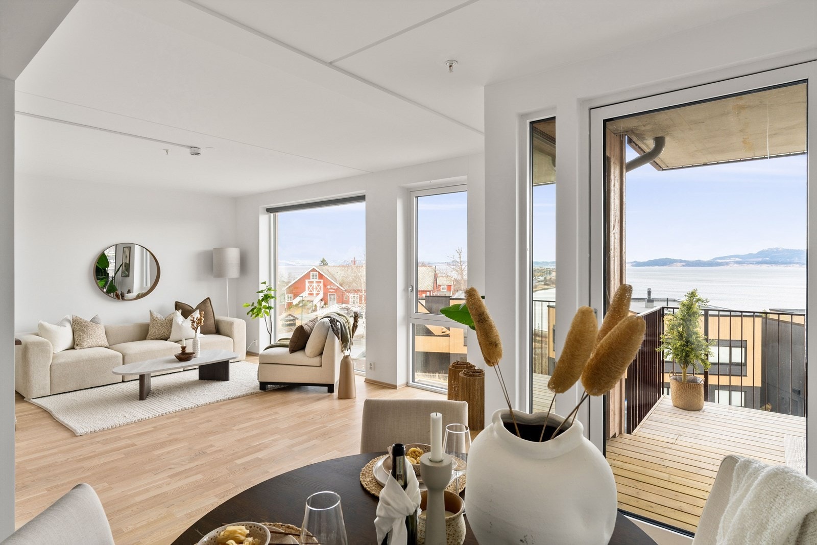 Rommet er malt i lyse, nøytrale farger med lyst gulv, noe som gir et moderne uttrykk og gjør det enkelt å innrede etter egen stil. Galleribilde