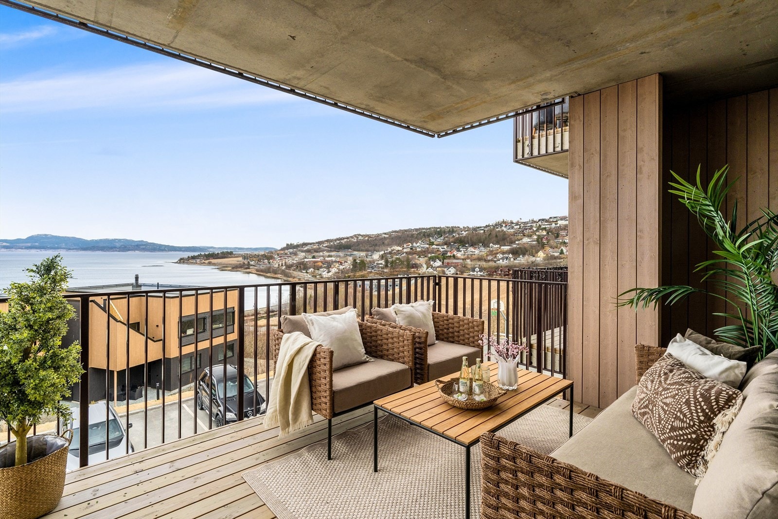 Fra stuen er det utgang til en herlig, overbygd balkong på 12 kvm. Galleribilde