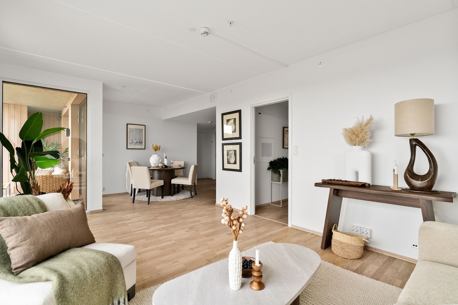 Det er god plass til spisebord i naturlig tilknytning til både stue og kjøkken. Galleribilde