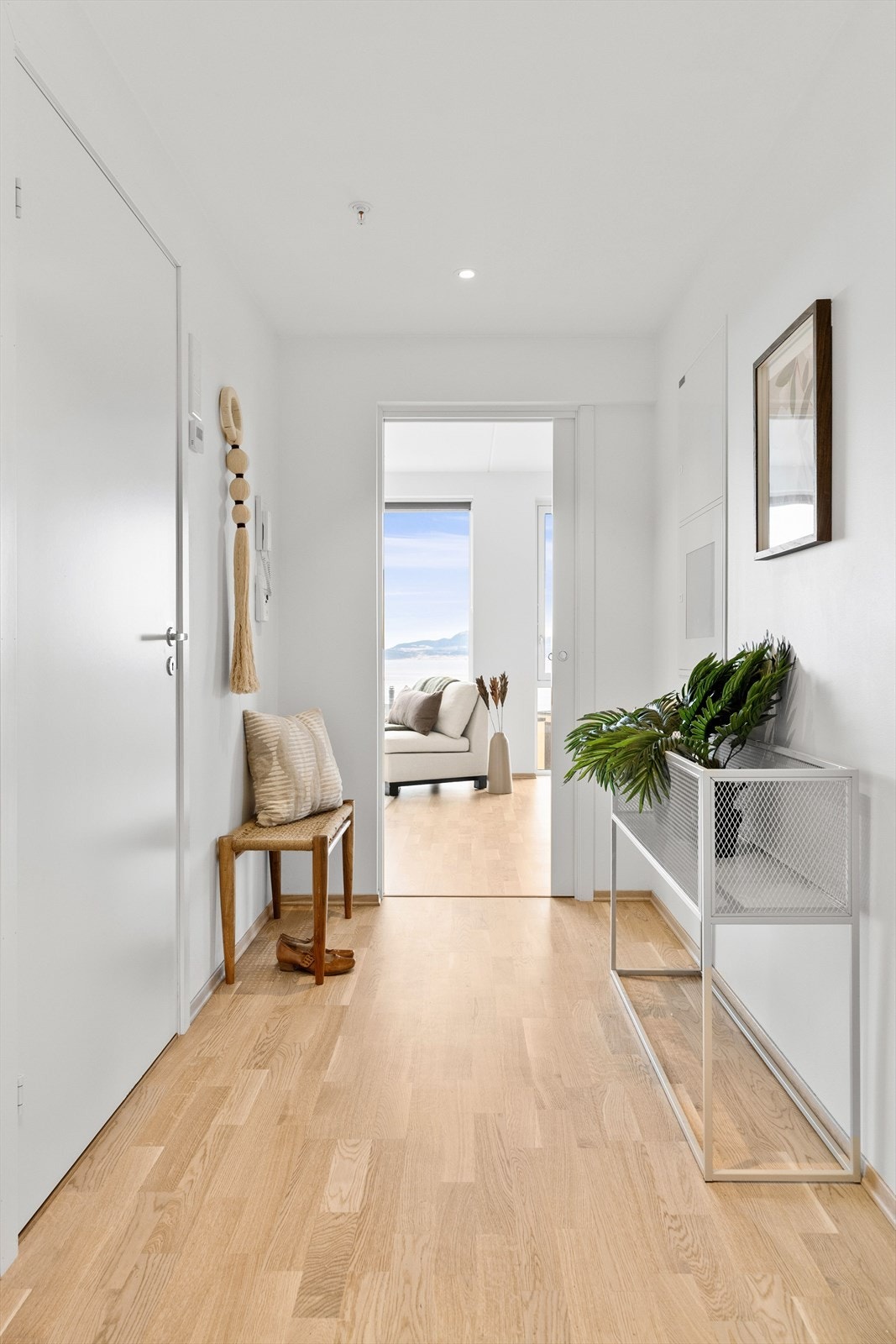 Her er det utstyrt med spotlights i taket og gode oppbevaringsmuligheter for yttertøy og sko. Galleribilde