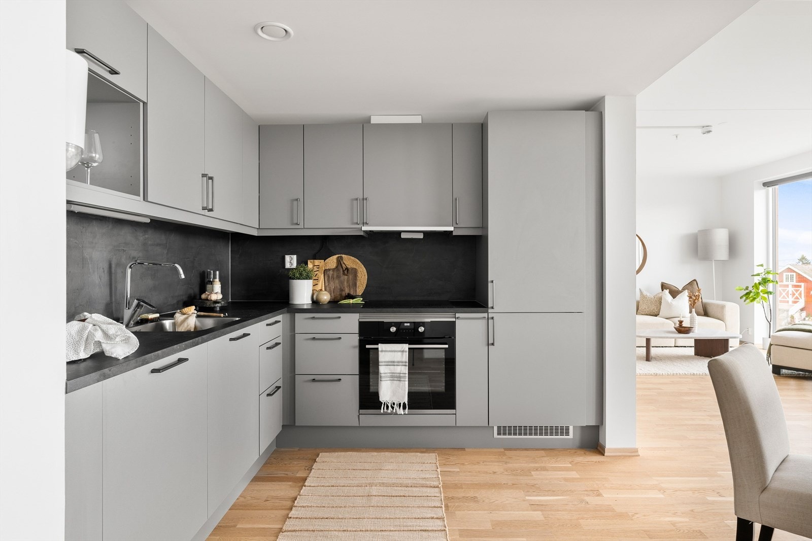 Her er det rikelig med oppbevaringsplass i både skuffer og skap, samt integrerte hvitevarer som stekeovn, platetopp, kombinert kjøleskap/frys og oppvaskmaskin. Galleribilde