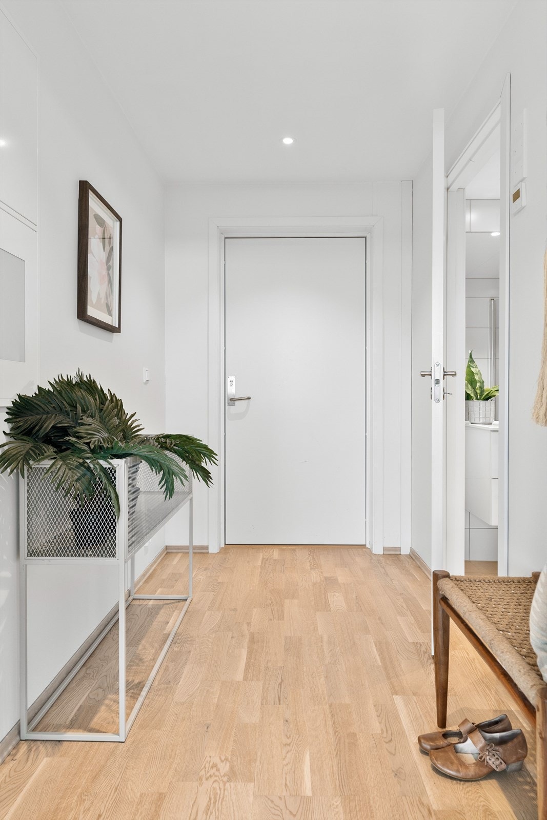 Leiligheten ønsker deg velkommen med en lys og innbydende entré. Galleribilde