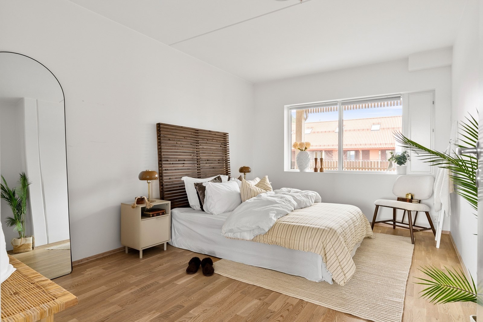 Begge rommene har plass til seng og øvrig møblement, og har store vinduer som gir godt lysinnslipp Galleribilde