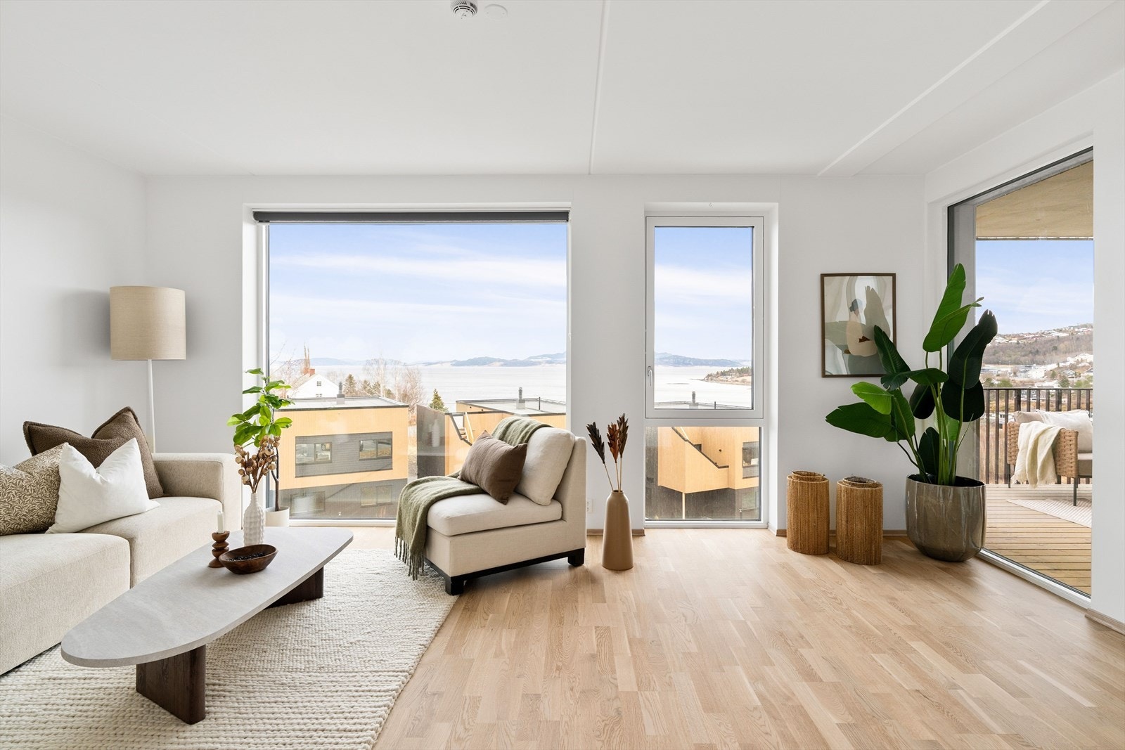 Videre kommer du inn i en romslig og åpen stue- og kjøkkenløsning på hele 31 kvm. Galleribilde