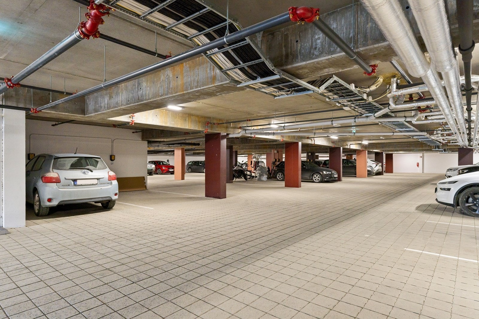 Det medfølger egen parkeringsplass i p-kjeller. Galleribilde