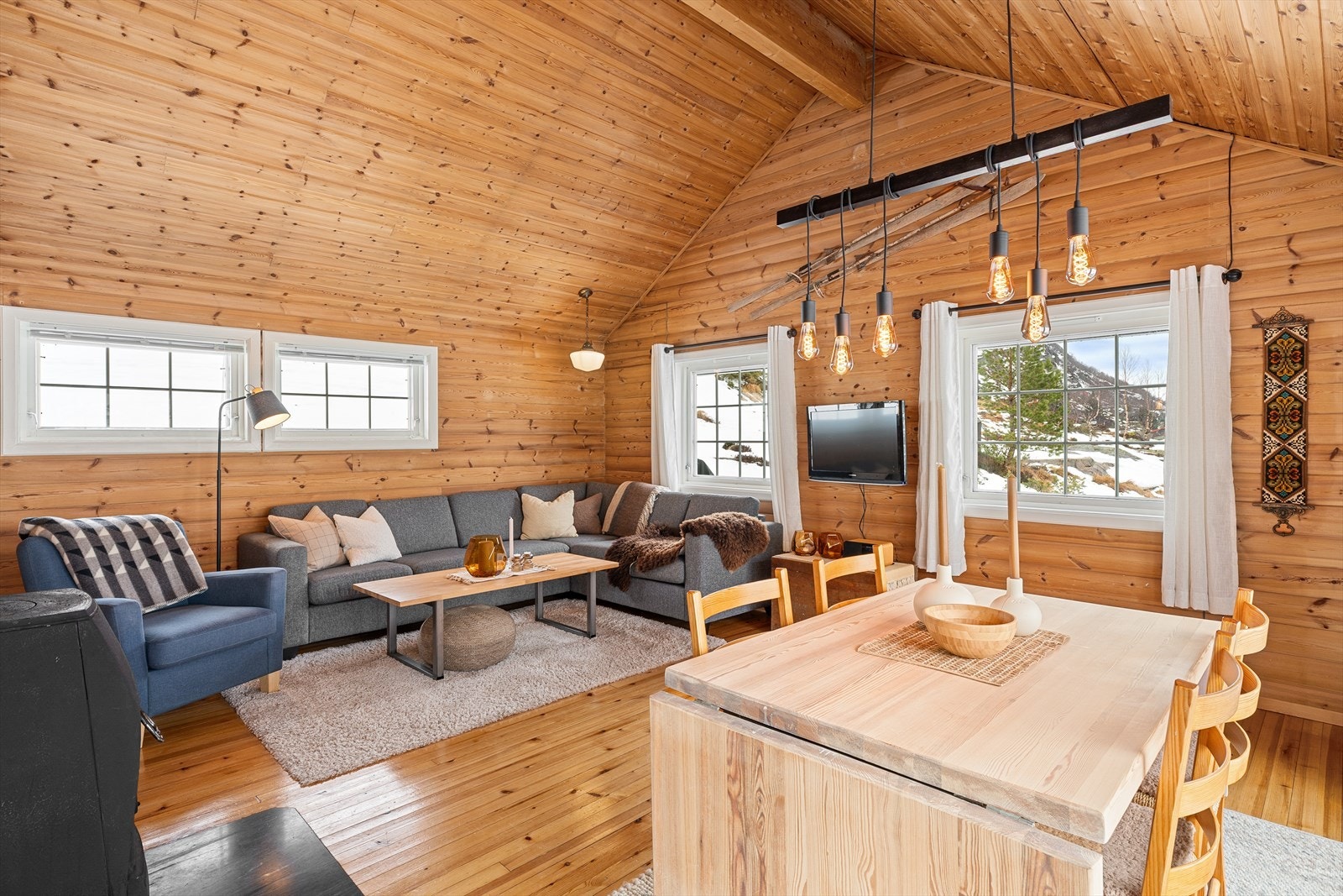 Stue og kjøkken i åpen løsning med god takhøyde Galleribilde