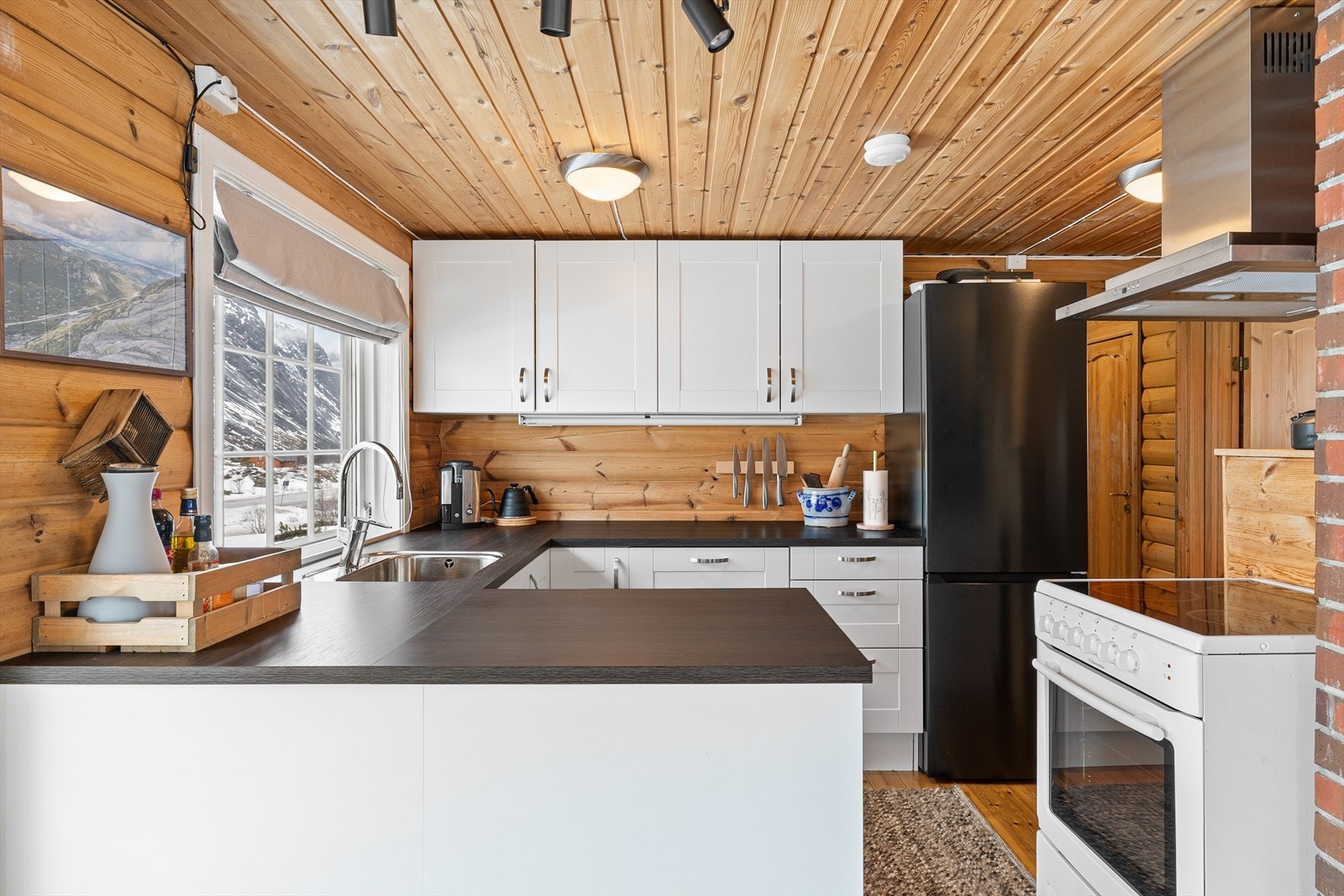 Kjøkken fra 2018. Oppgradert med ny oppvaskmaskin og kjøleskap i 2023 Galleribilde