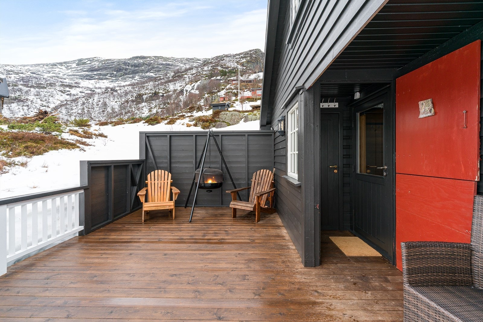 Terrasse ved inngangsparti som er delvis overbygget Galleribilde