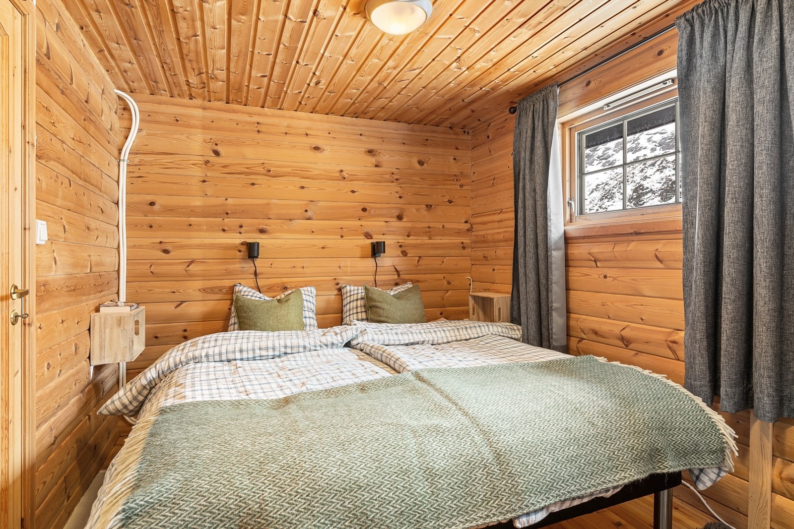 Hovedsoverom. Tidligere var dette to soverom som er omgjort til et større. Galleribilde