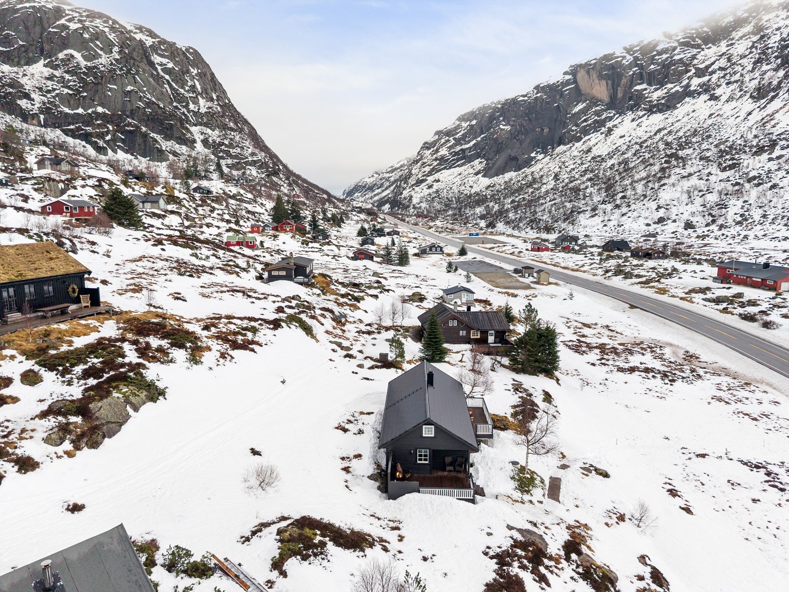 Det er ca. 80 meter fra parkeringsplassen og frem til hytten. Galleribilde