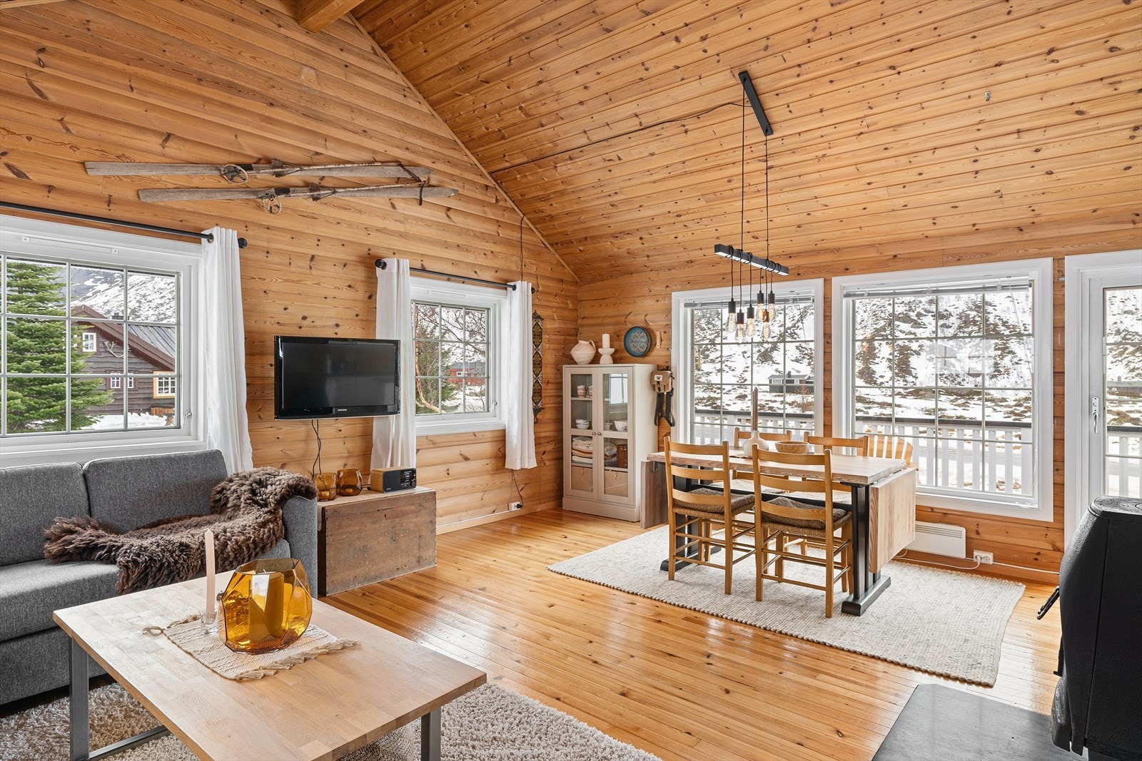 Vinduene er malt innvendig av nåværende eier Galleribilde