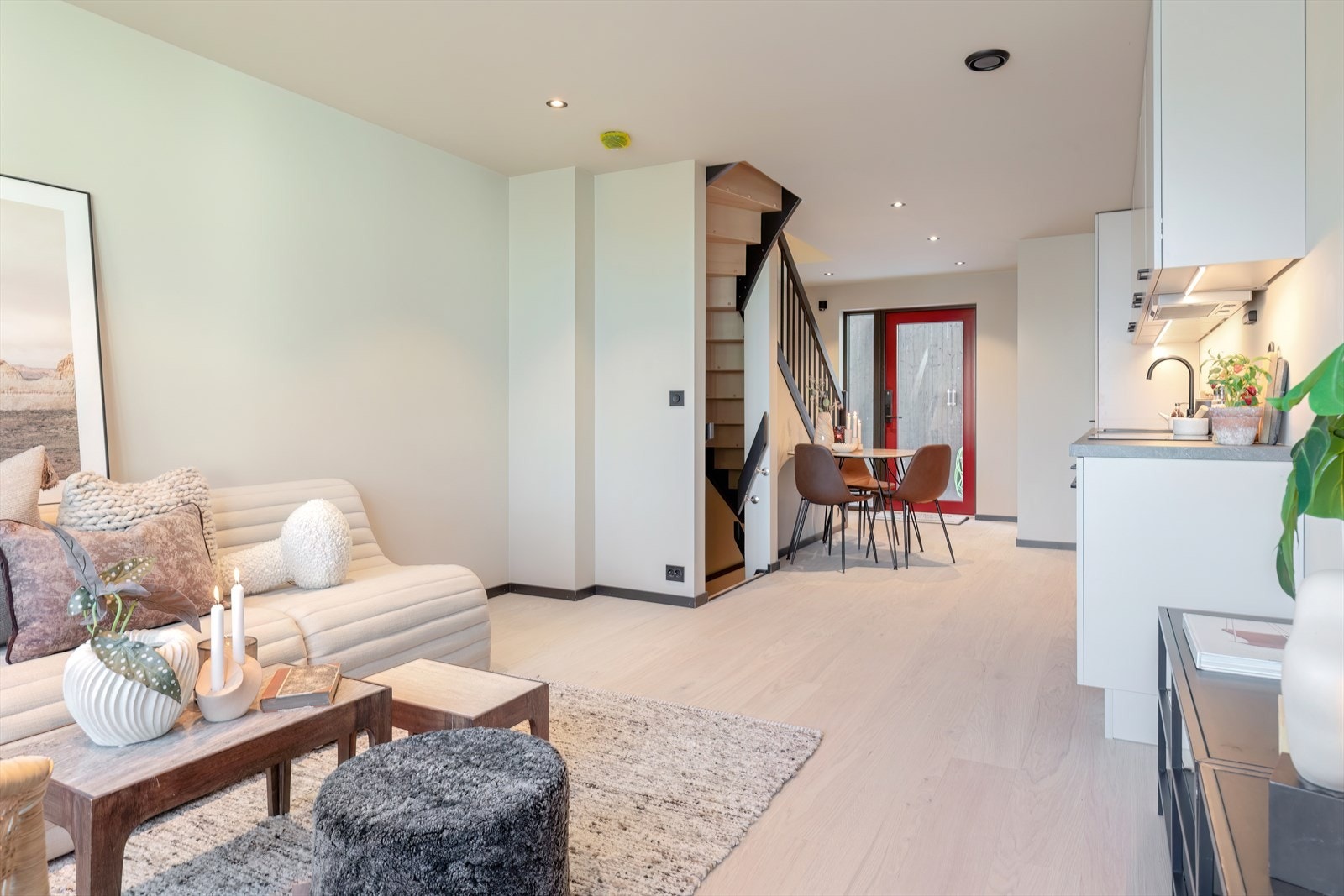 Luftig oppholdsdel med god romfølelse og naturlig flyt videre mot entré og trappeløp. Galleribilde