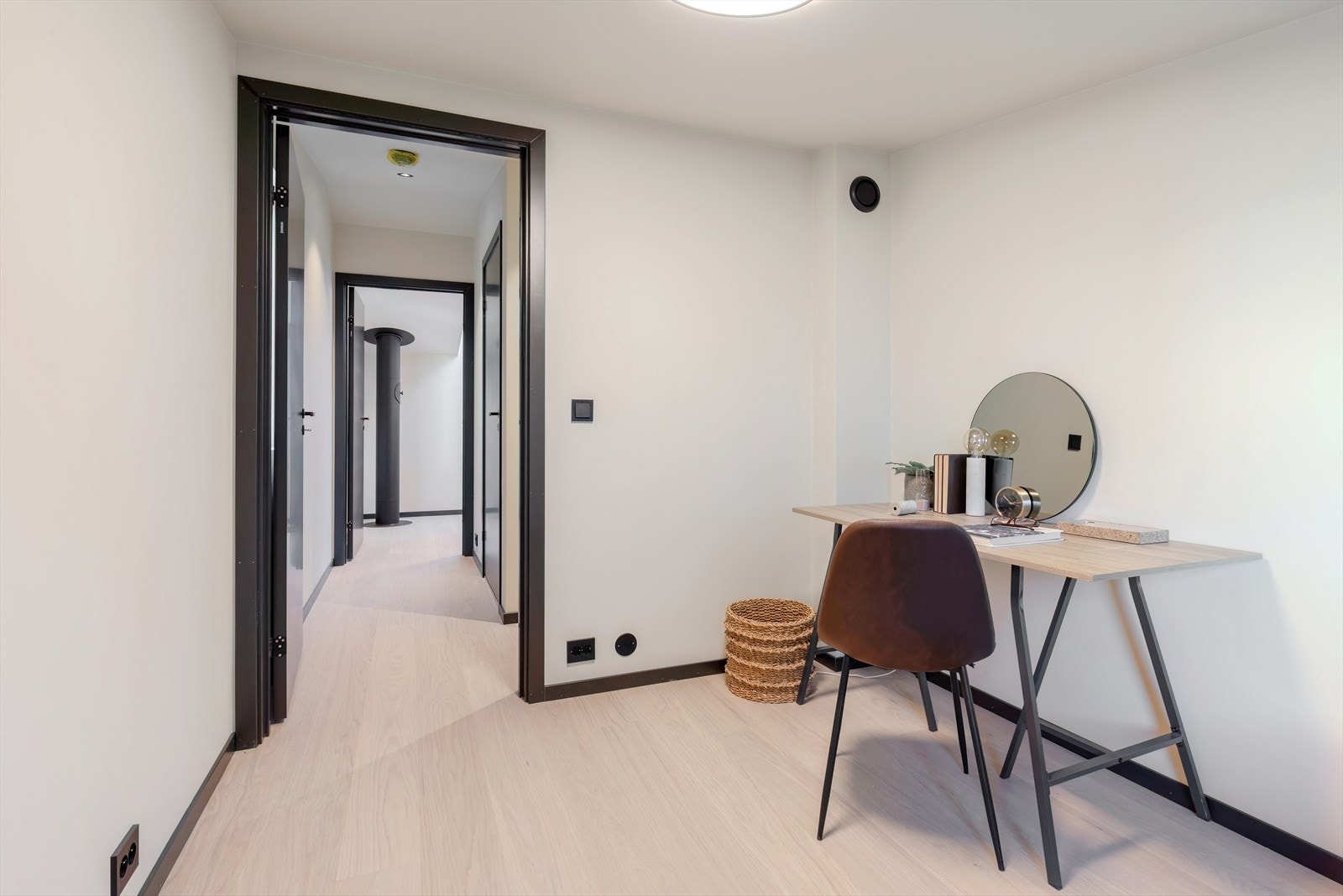 Fleksibelt rom med god plass til både seng og arbeidsplass. Ideelt som soverom, gjesterom eller hjemmekontor. Galleribilde