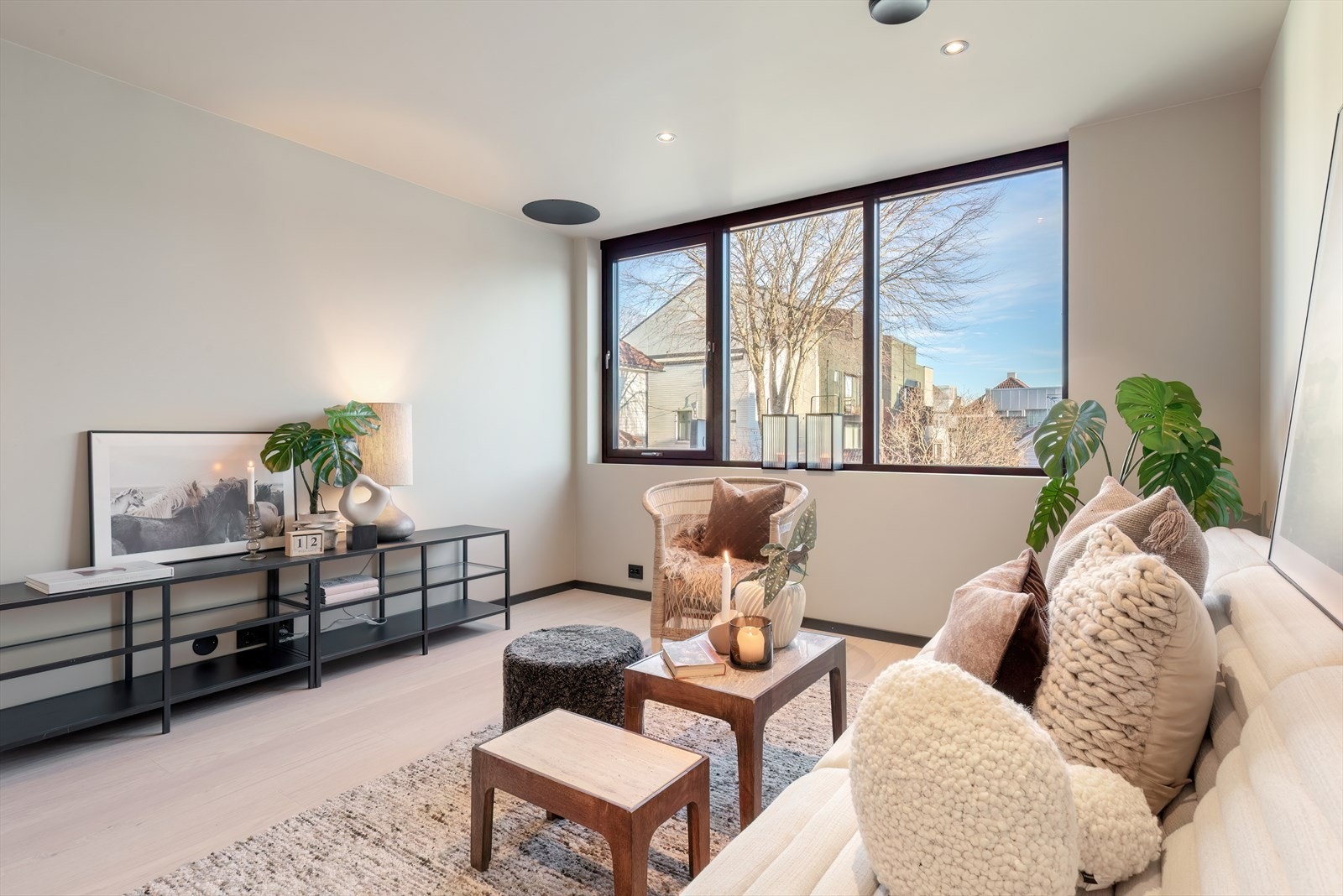 Innbydende oppholdsrom med store vindusflater som gir rikelig med dagslys og en behagelig atmosfære. Galleribilde