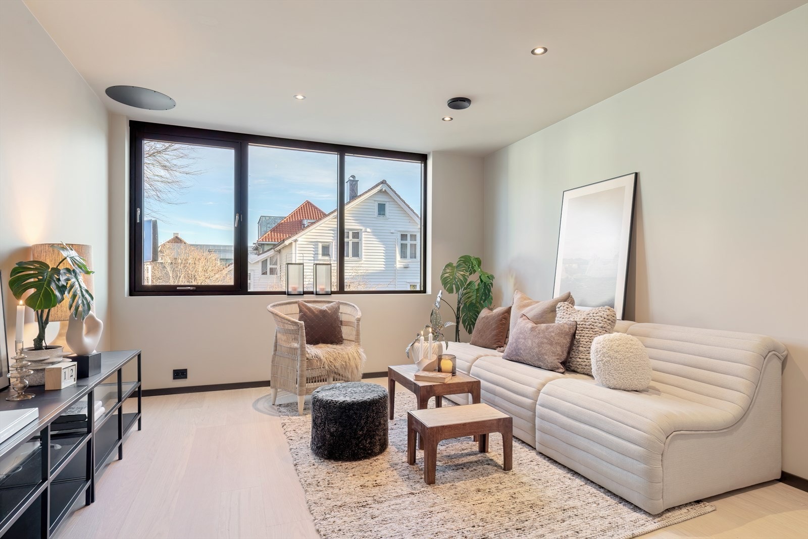 Rommet oppleves luftig og harmonisk, med gode møbleringsmuligheter og utsyn mot hyggelig nærområde. Galleribilde