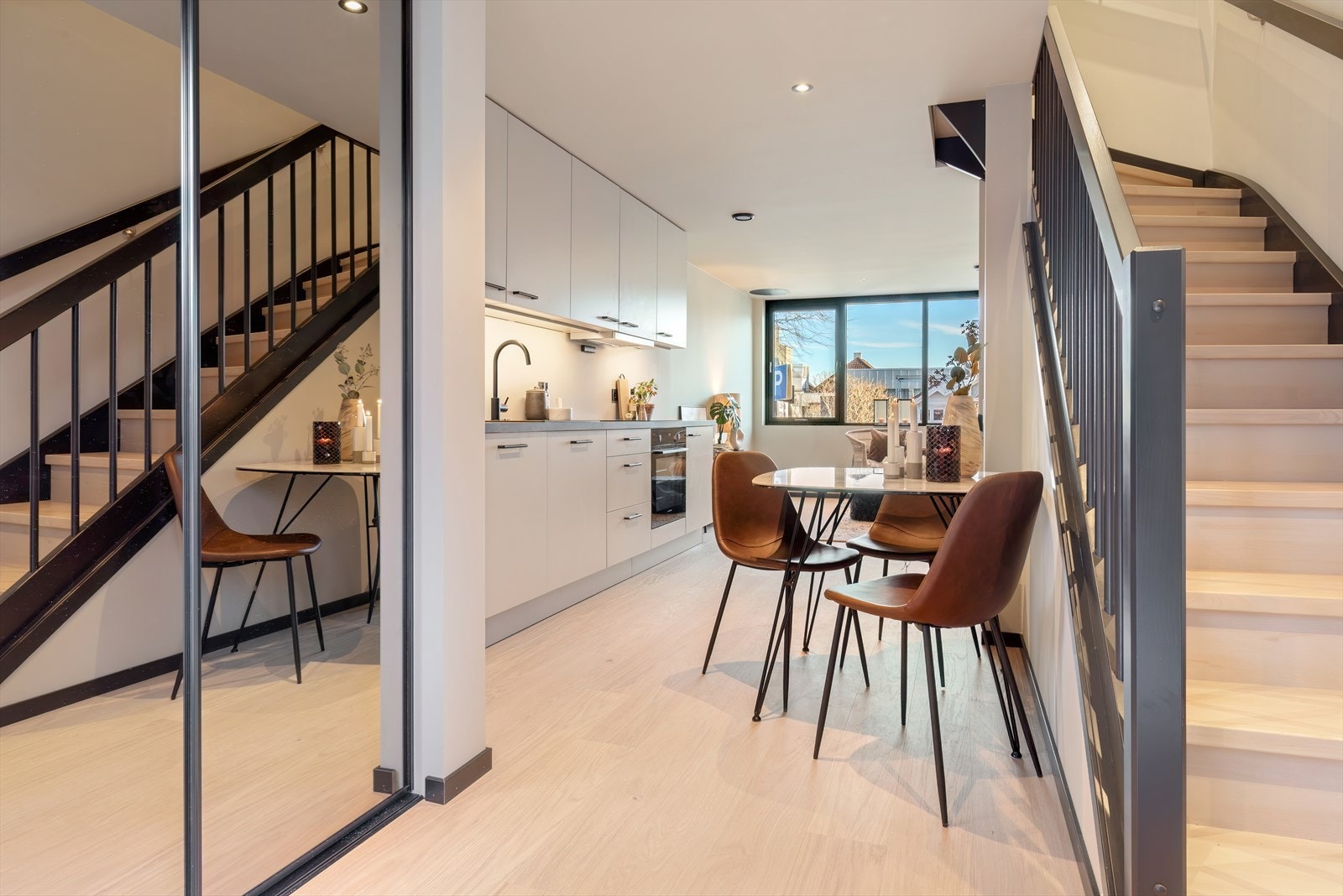 Innbydende entré med garderobeløsning og stilrene detaljer. Galleribilde