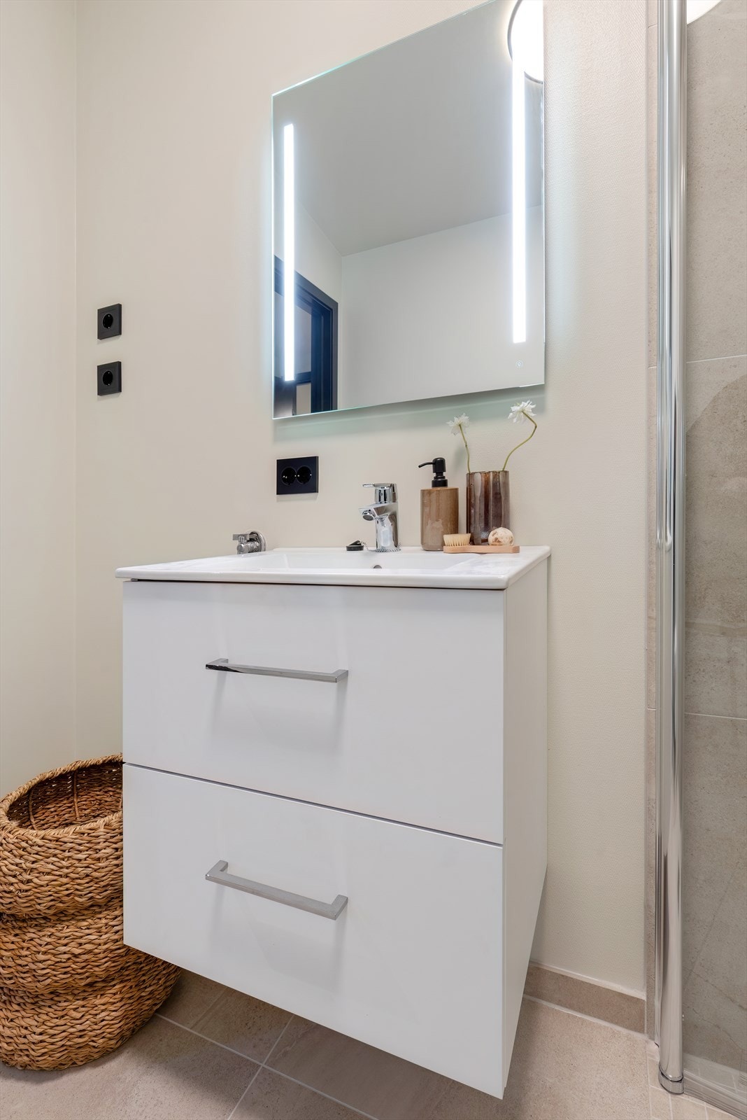 Moderne servantseksjon med god oppbevaringsplass og speil med integrert belysning. Galleribilde