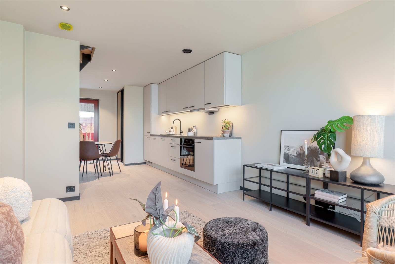 Åpen og sosial planløsning som binder sammen kjøkken og oppholdsrom. Galleribilde