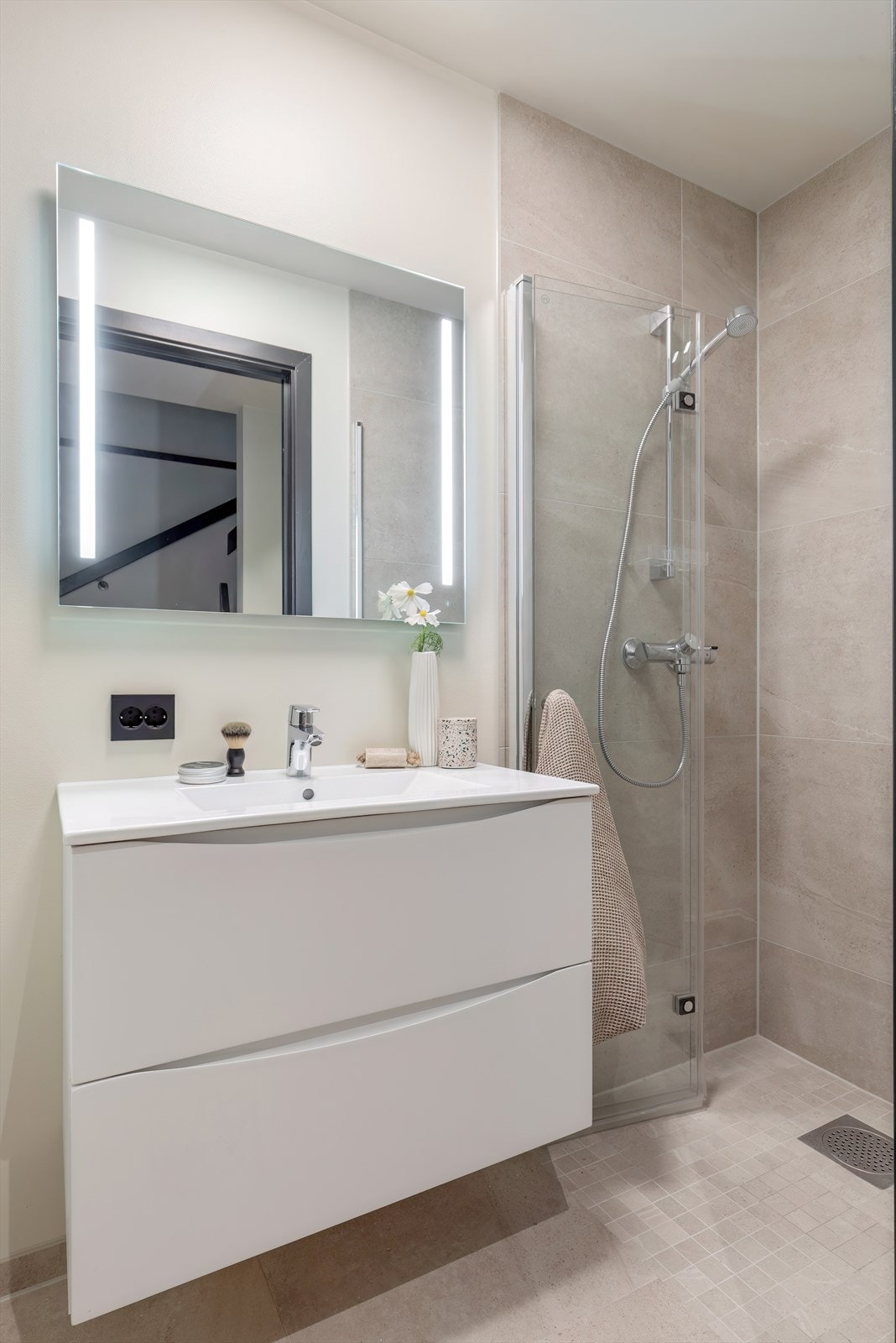 Helfliset bad med dusjsone, flott innredning og et lyst, tidløst uttrykk. Galleribilde