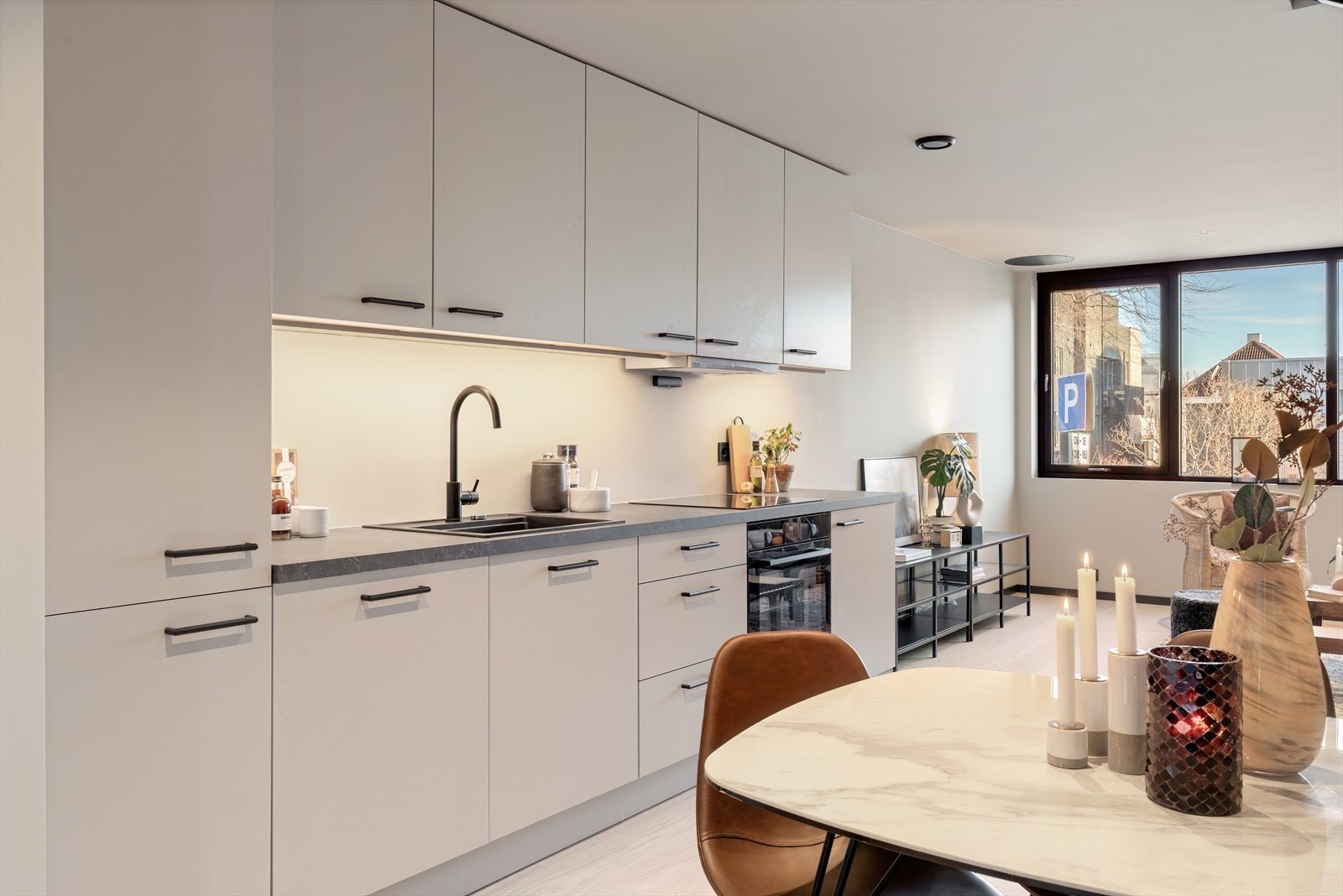 Delikat kjøkken med dempede fargetoner. Galleribilde