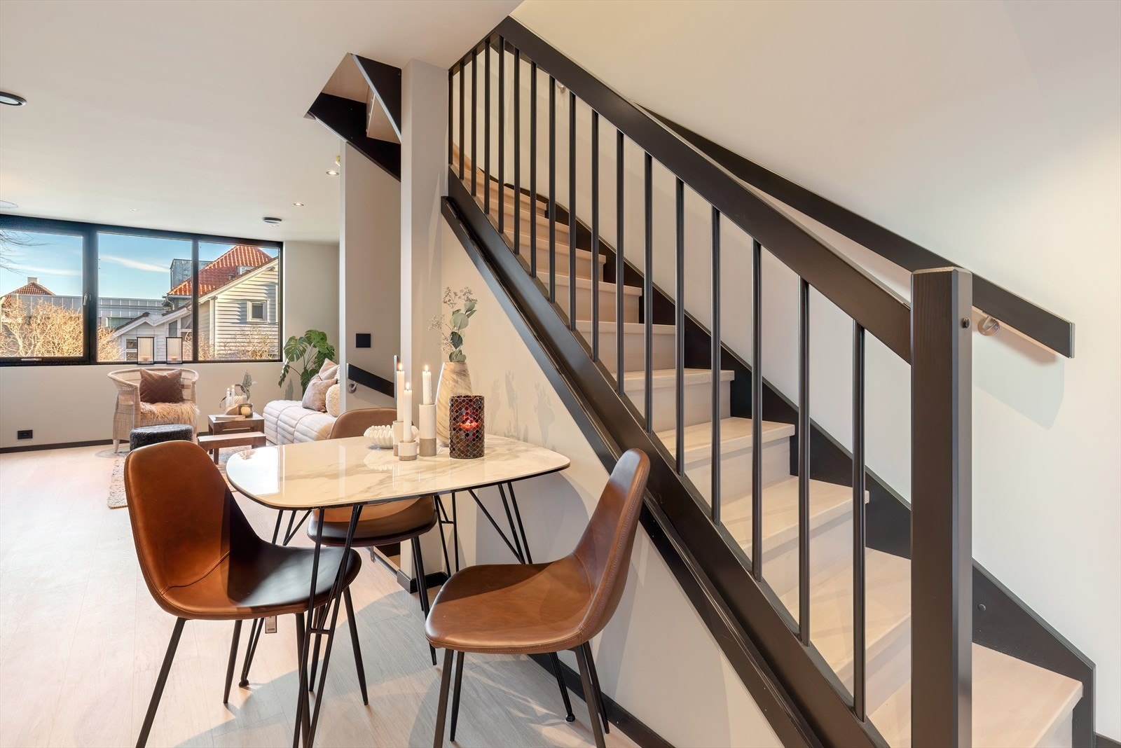 Innbydende spiseplass plassert tett på oppholdsrommet. Galleribilde