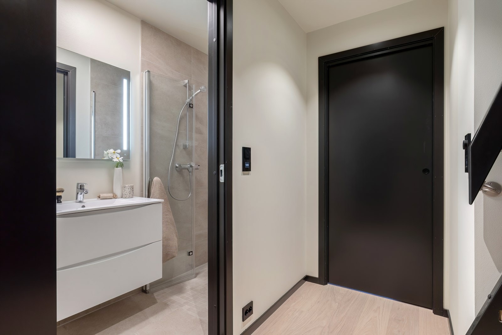 Badet har en praktisk utforming med god flyt fra gangen. Galleribilde