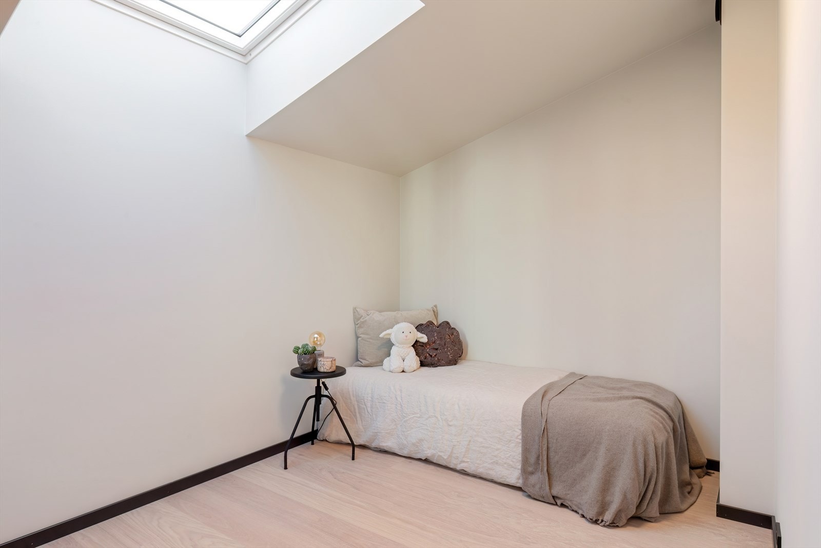 Lunt og skjermet soverom med takvindu som gir behagelig lysinnslipp og en hyggelig atmosfære. Galleribilde