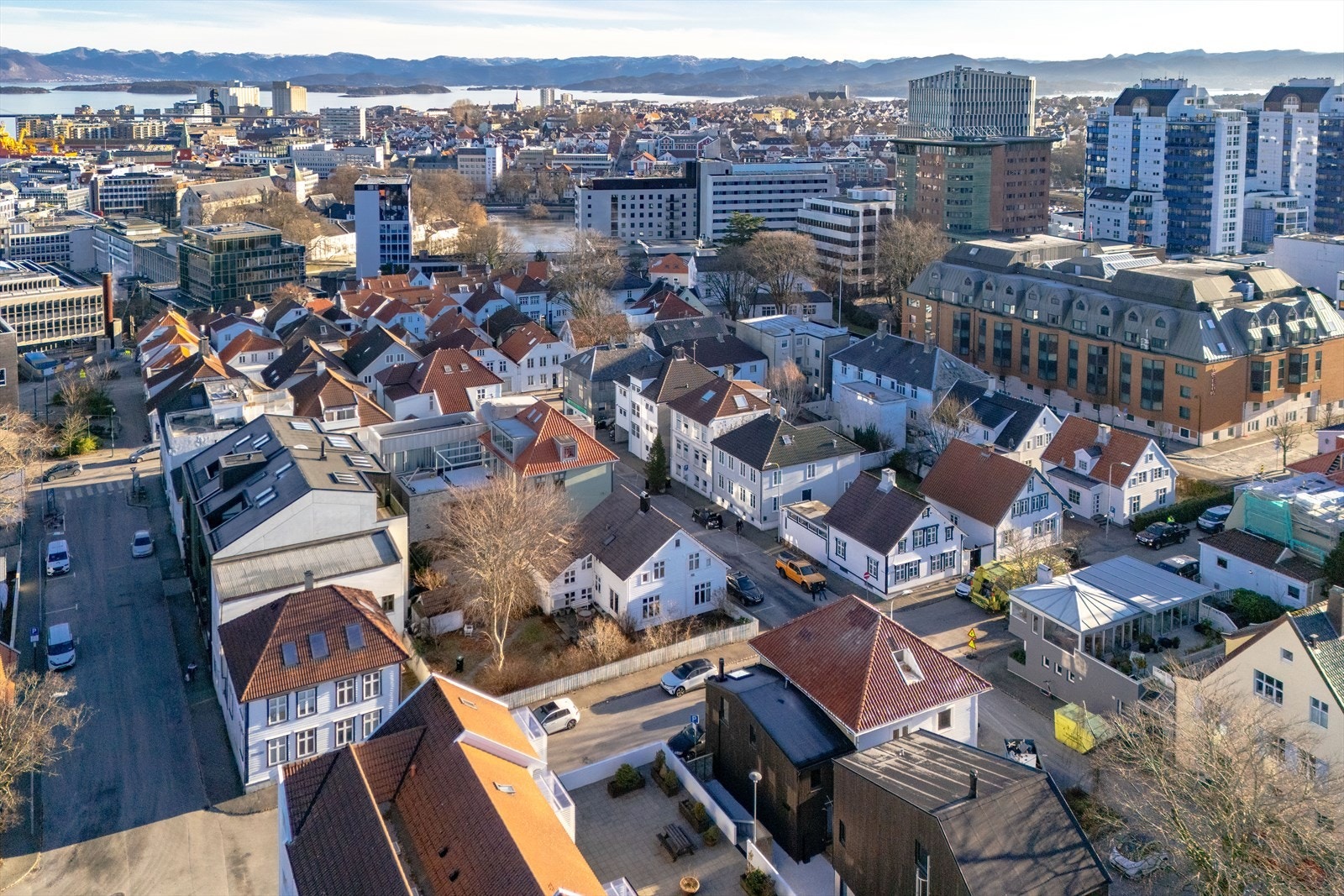 Attraktiv beliggenhet i et veletablert område med nærhet til både servicetilbud og rekreasjonsmuligheter. Galleribilde